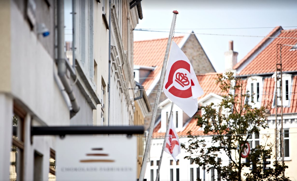 Et flag med Ø-mærket vajrer i Aarhus.