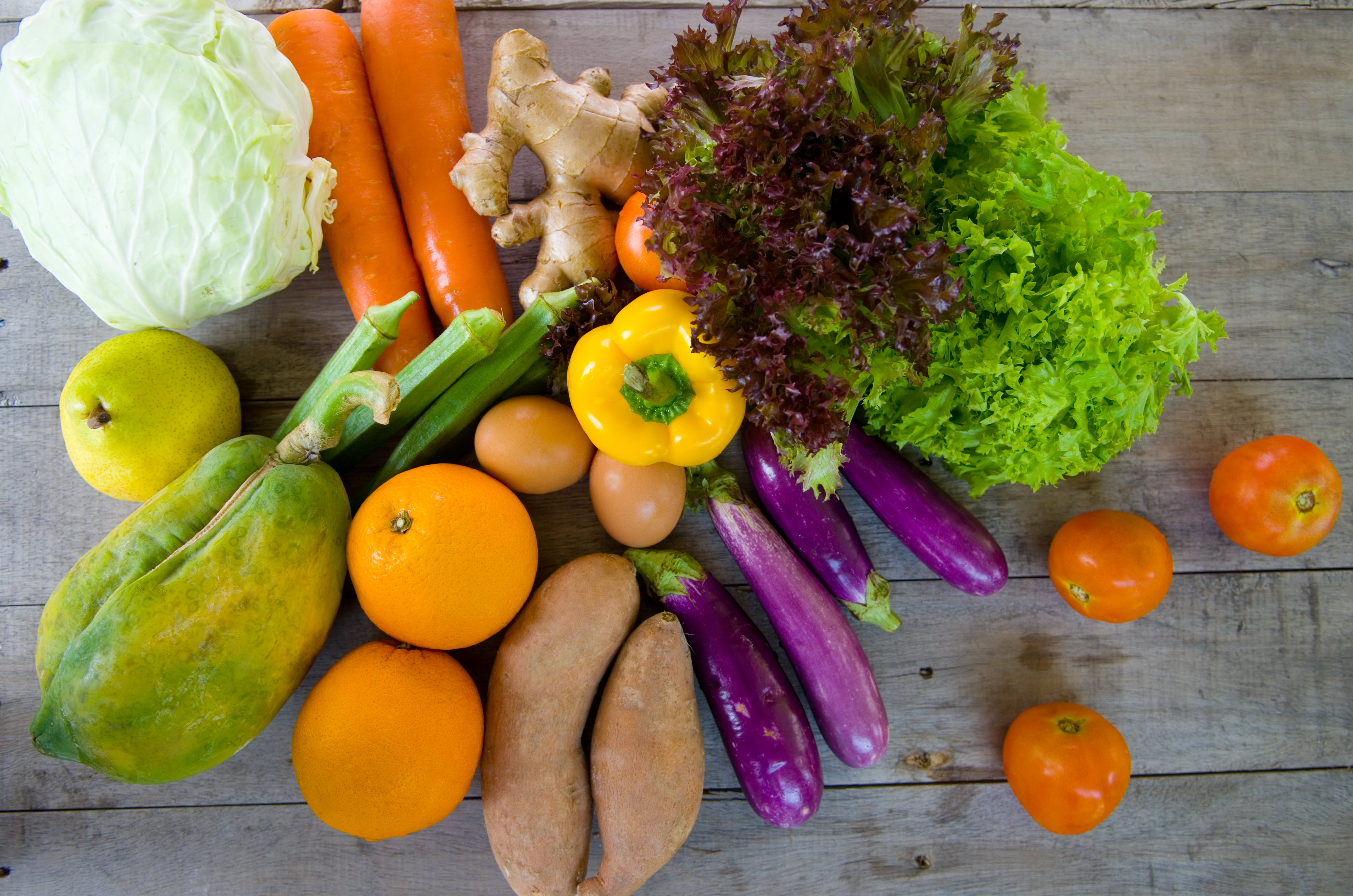 Bord med mange forskellige grøntsager