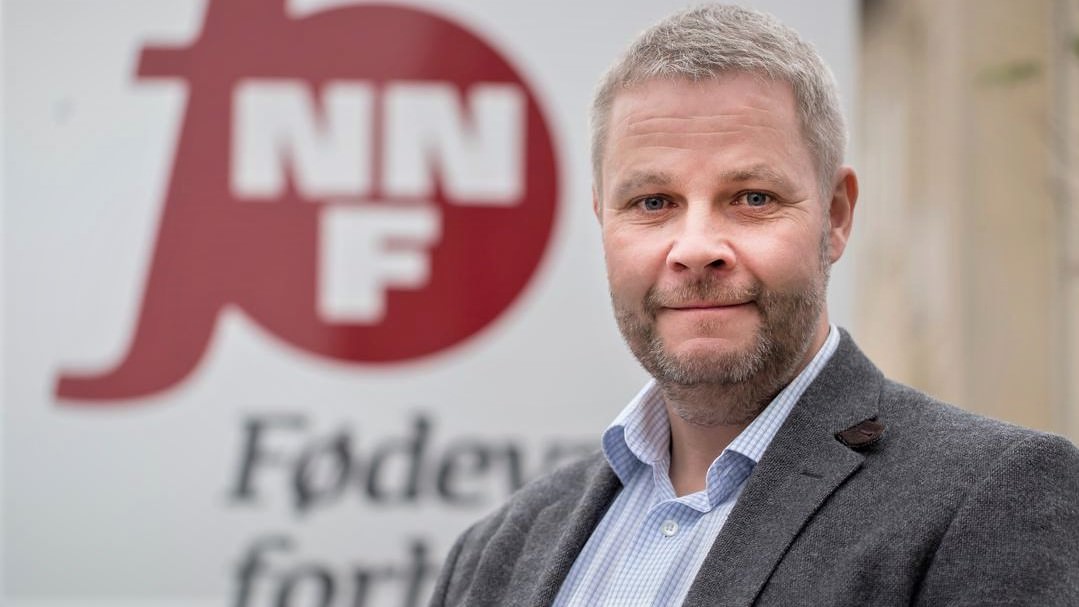 Jim Jensen næstformand i Fødevareforbundet NNF står foran foreningens logo