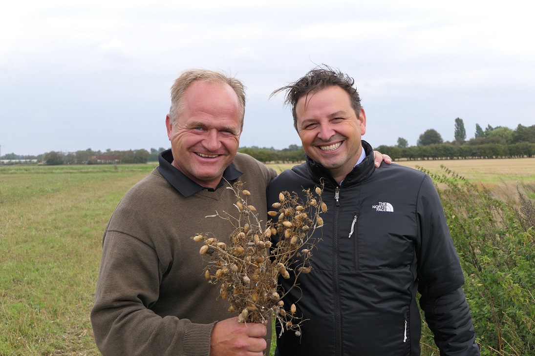 Godsejer Olav Ditlevsen t.v. og Stefan Skov-Jespersen fra Grøn Fokus ser spændedne perspektiver i at etablere en produktion af danske proteinafgrøder som