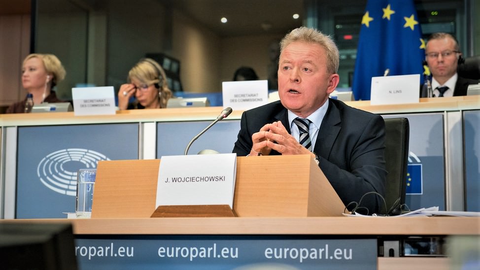 Janusz Wojciechowski sidder til høring i Europa-Parlamentet