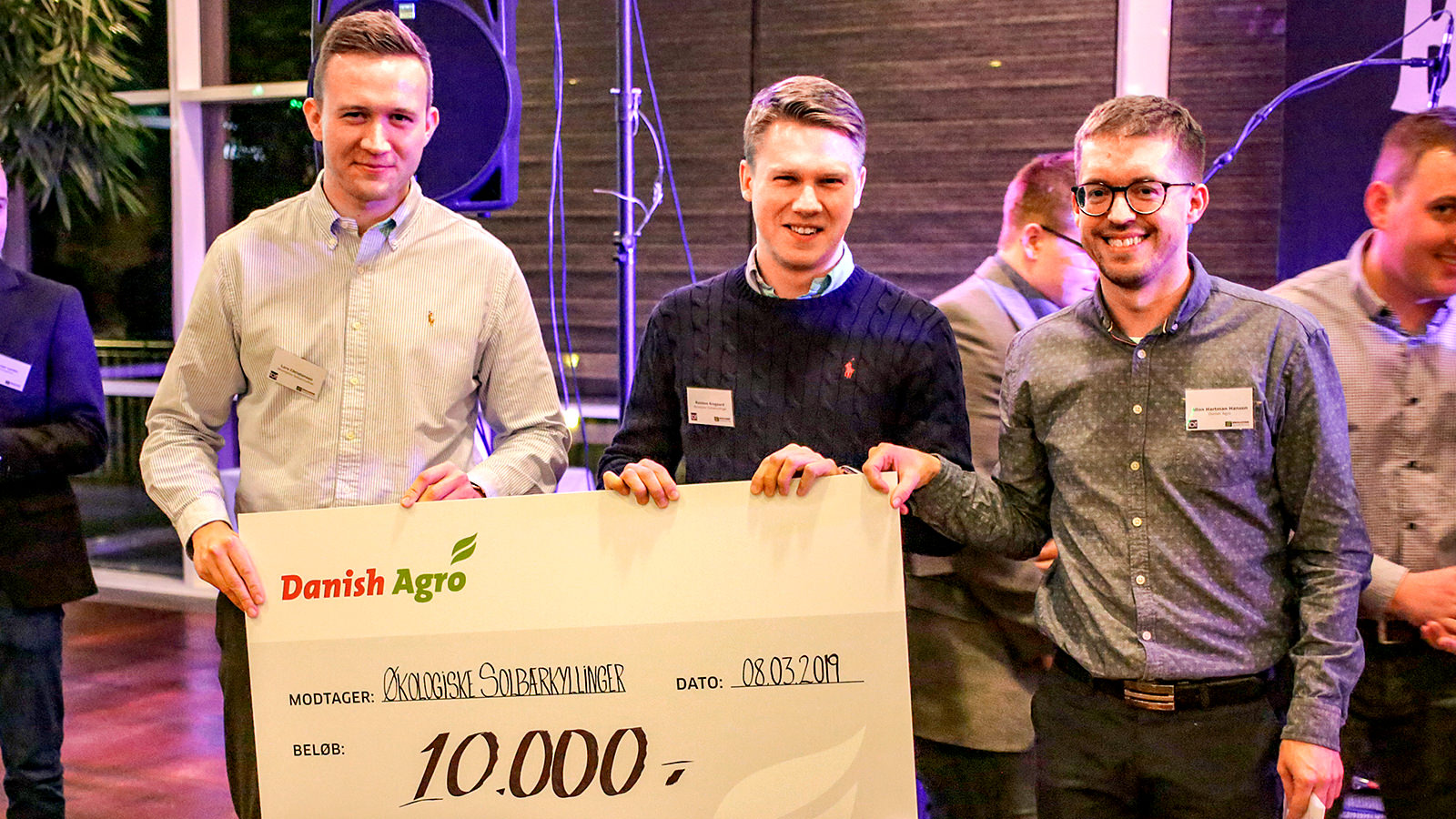 Lars Christensen (t.v.) og Rasmus Krogaard (midt) står med en stor check på 10.000 kr. fra Danish Agro