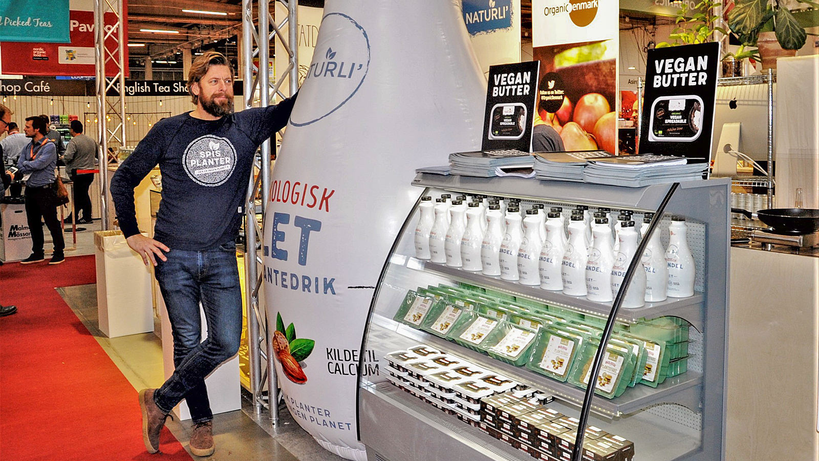 Henrik Lund fra Naturli' Foods står ved en montre med sine produkter på en fødevaremesse i 2018