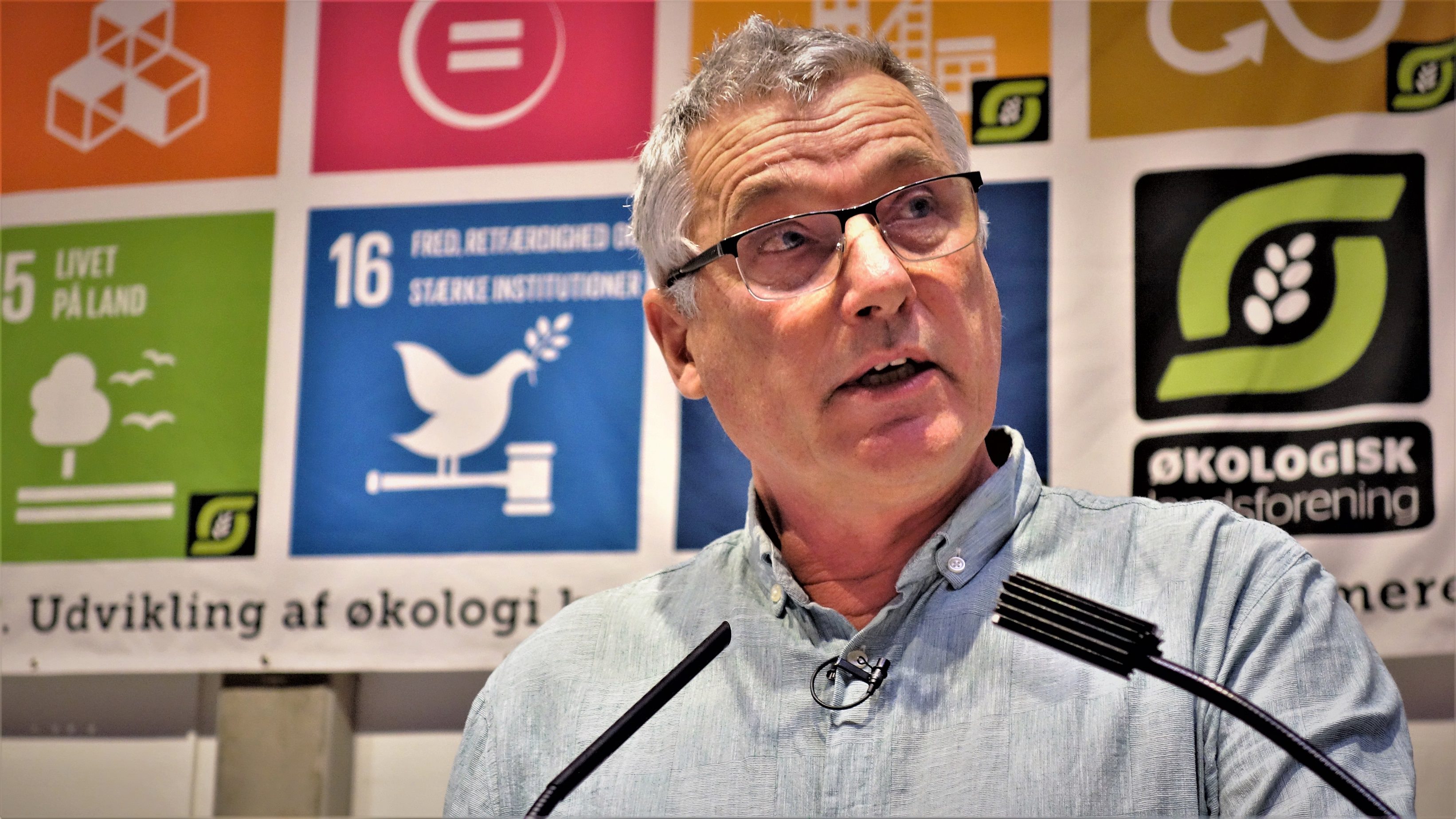 Per Kølster står på talerstolen til generalforsamlingen i 2019