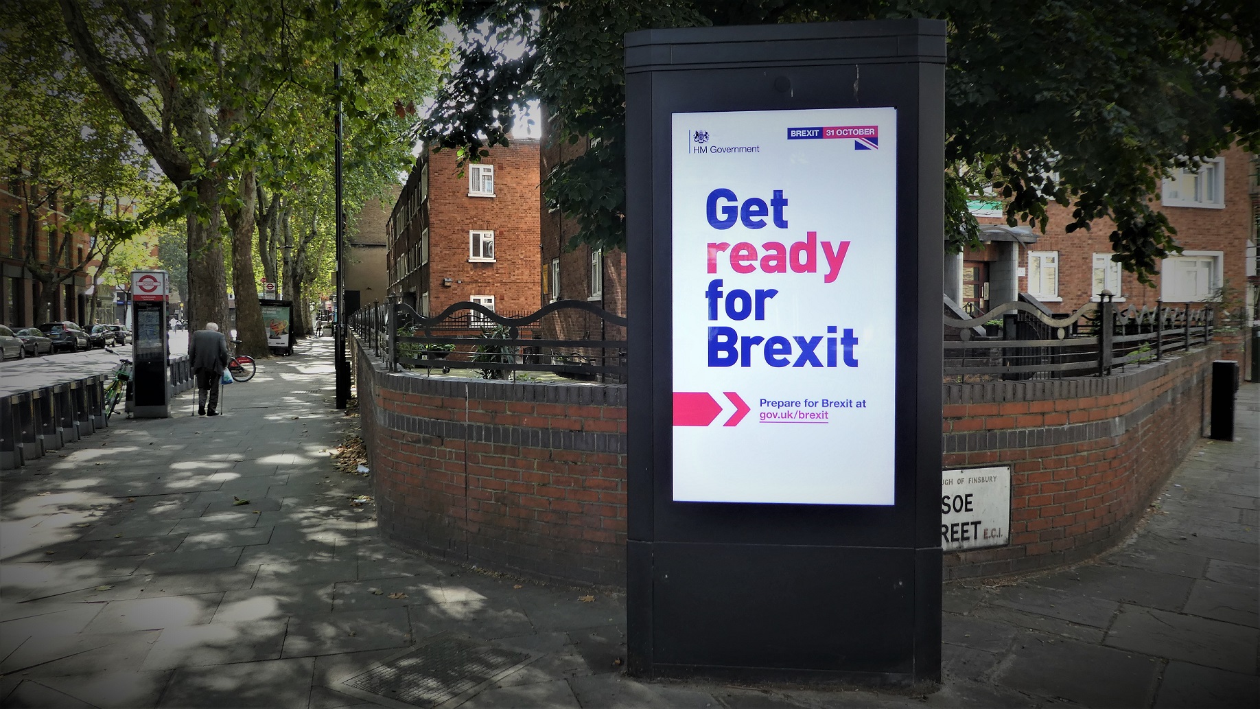 Et billede fra en britisk gade, hvor der på et reklamskilt står 