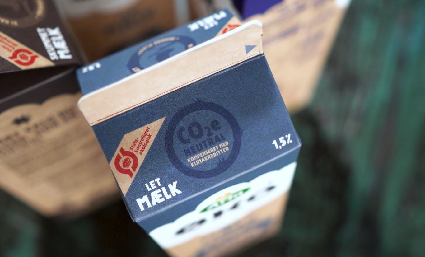 Foto af mælkekarton med teksten CO2-neutral - kompenseret med klimakreditter