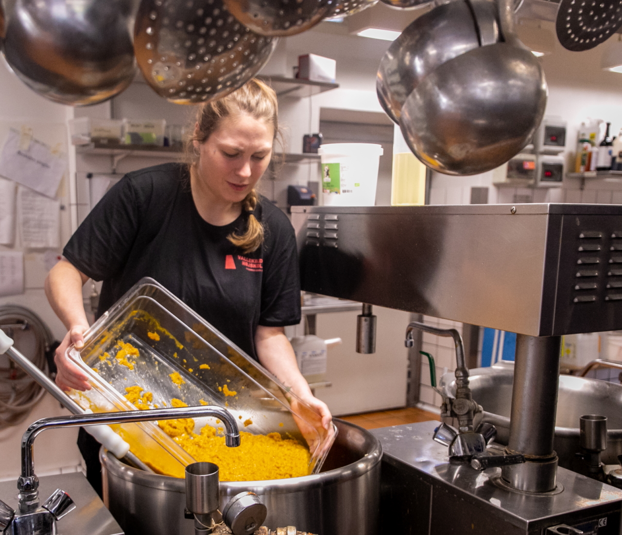 At bekæmpe madspild står højt på agendaen, og her tilsætter ernæringsassistent Camilla Wahlstrøm en optøet supperest til dagens butternut/squash-suppe
