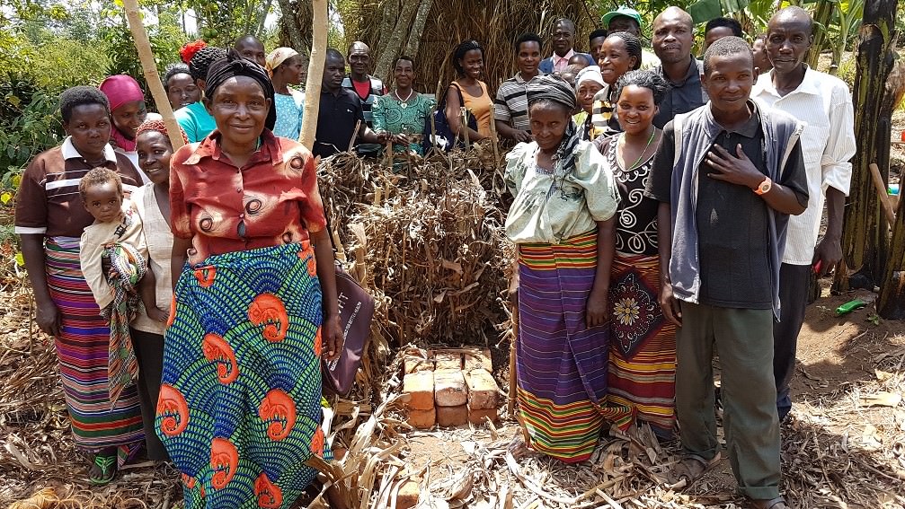 En gruppe bønder fra Uganda står samlet i en gruppe