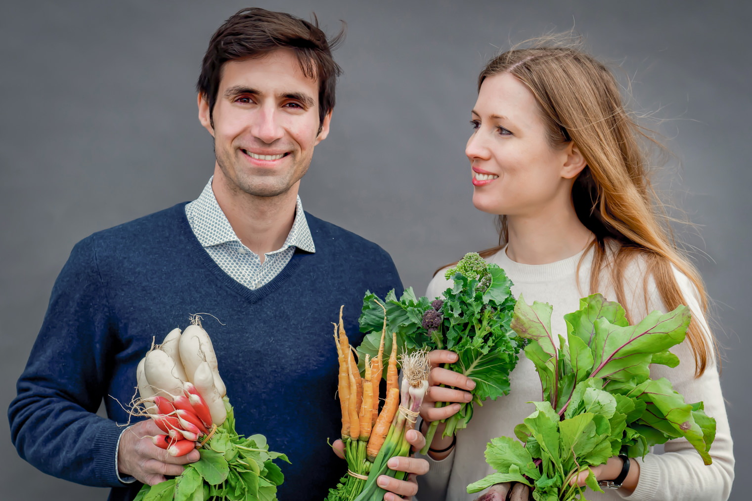 Filpe Leal og Mathilde Jakobsen med grøntsager i hænderne