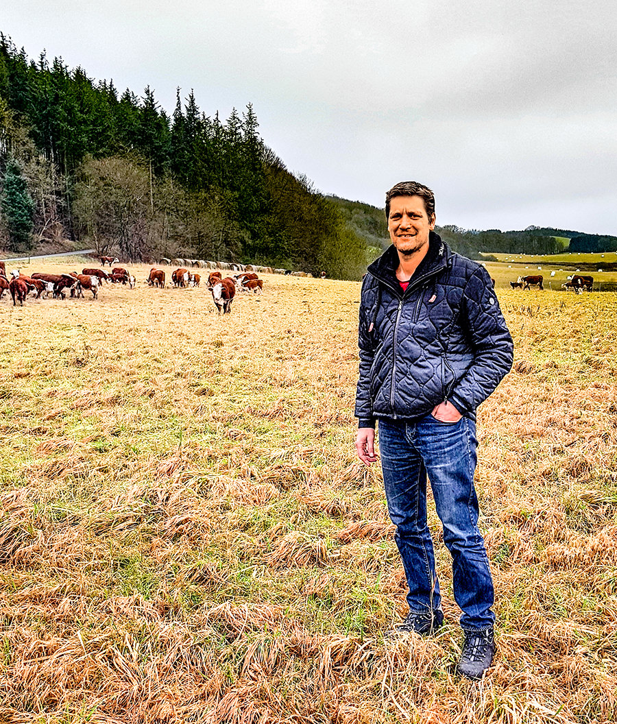 Michael Kjerkegaard er én af pionererne inden for holistisk planlagt afgræsning i Danmark, og klimaregnskaber for hans bedrift dokumenterer, at han - på trods af en stor kødproduktion - har en negativ CO2 udledning pr. kg. produceret kød