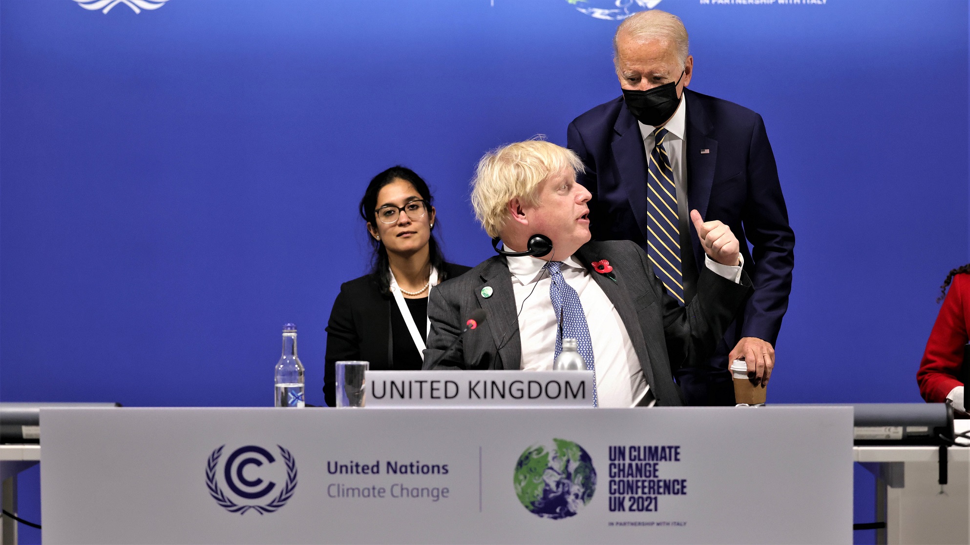 Boris Johnson sidder ned med Joe Biden bag sig til COP26