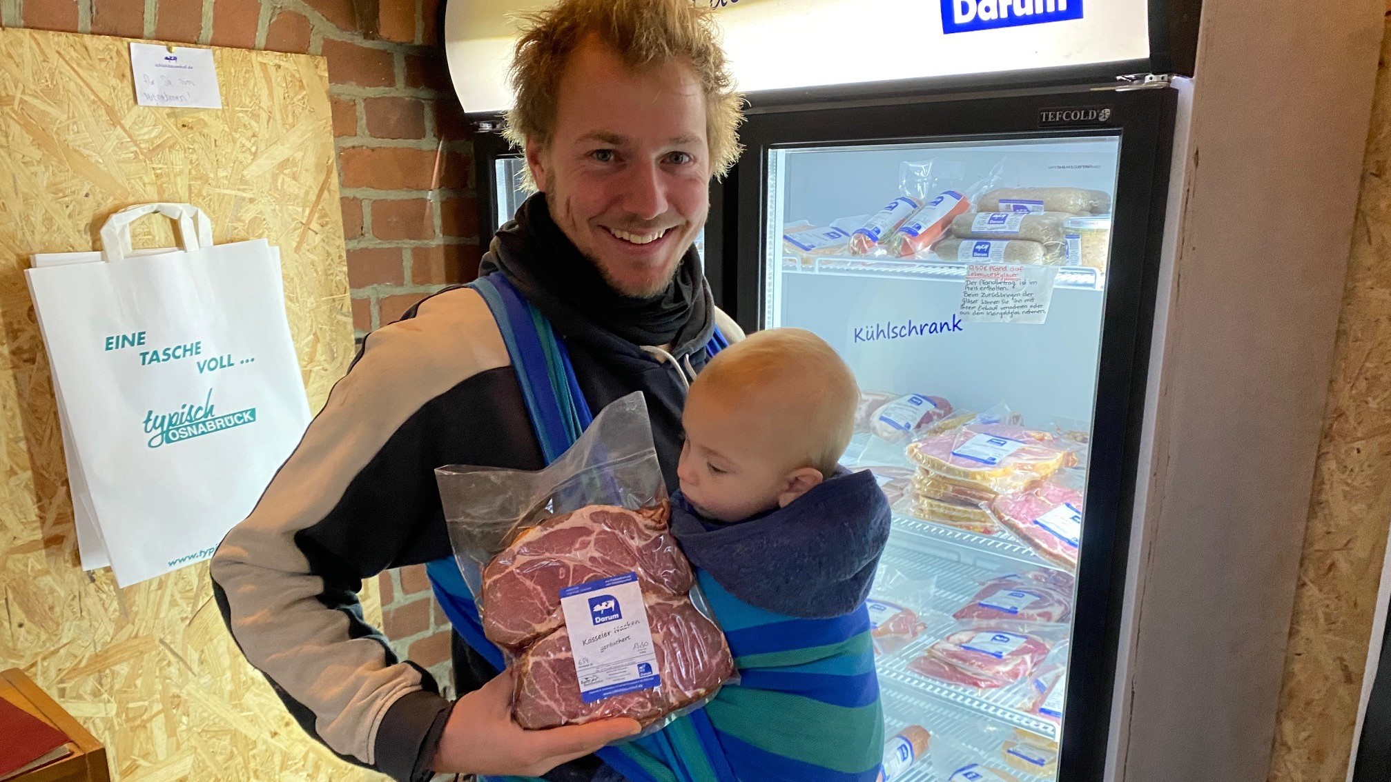 Peer Sachteleben afsætter alt kød i egen gårdbutik, som snart erstattes af et nyindrettet butikslokale i en gammel staldlænge. Her ses han med sin yngste søn