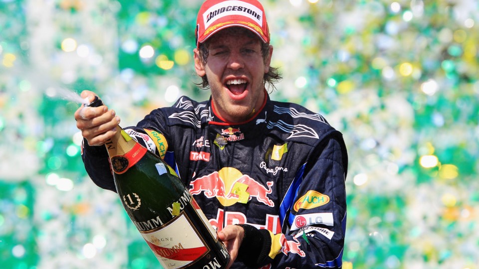 Sebastian Vettel sprøjter med champagne