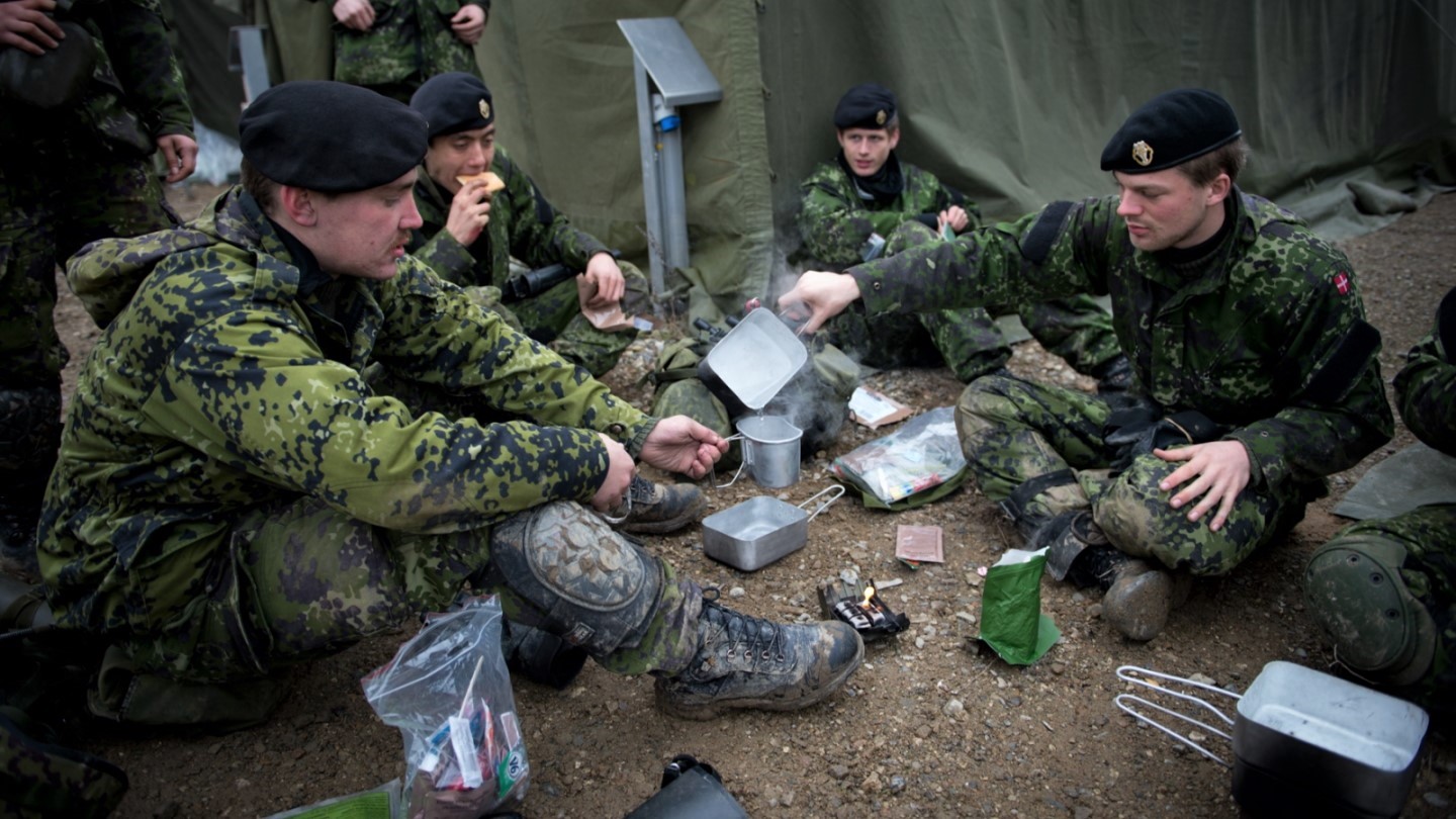 Danske soldater spiser frokost i felten
