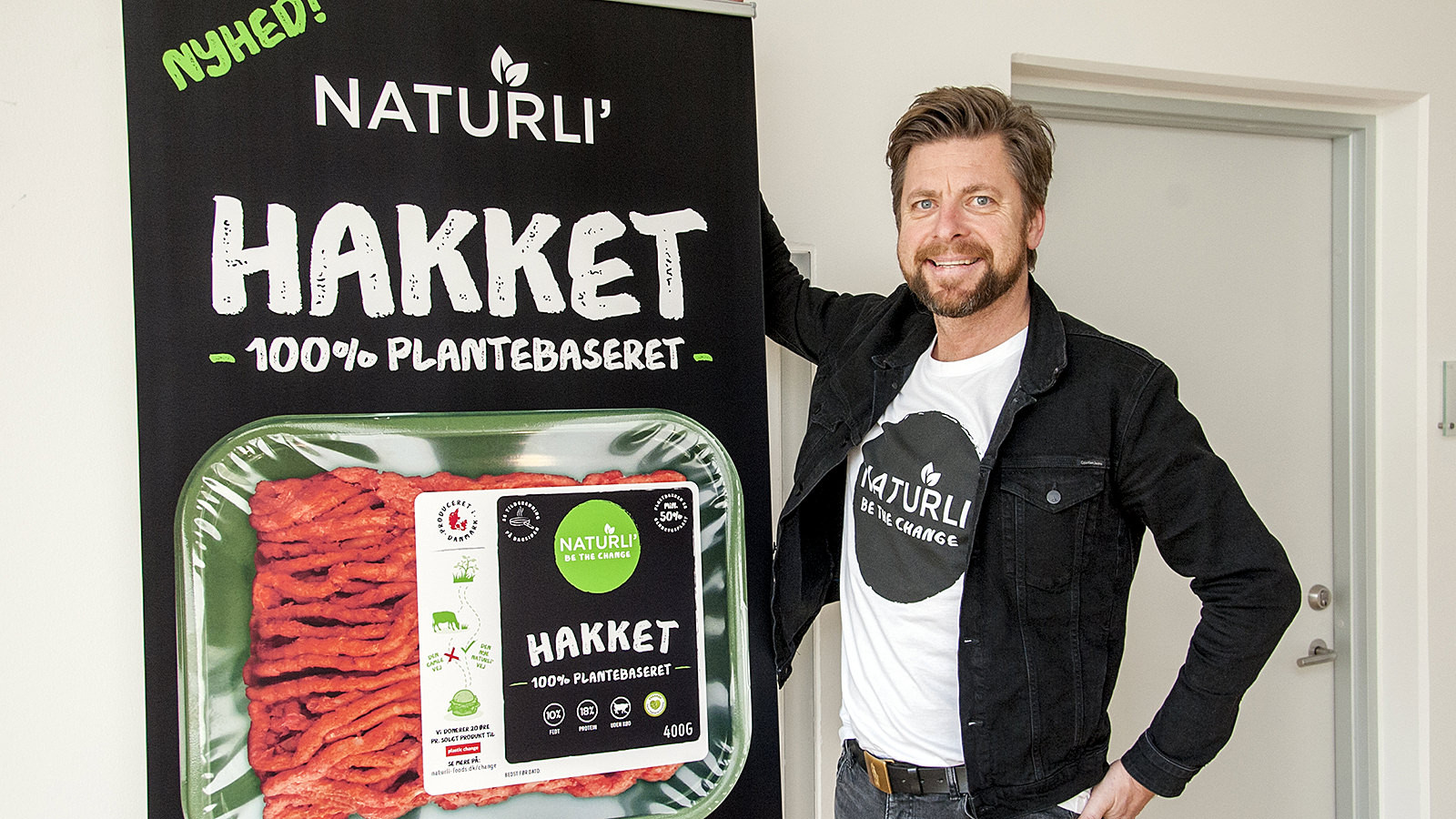Direktør i Naturli' Foods Henrik Lund står ved siden af en stor papfigur, der reklamerer for firmaets Naturli' Hakket-produkt.