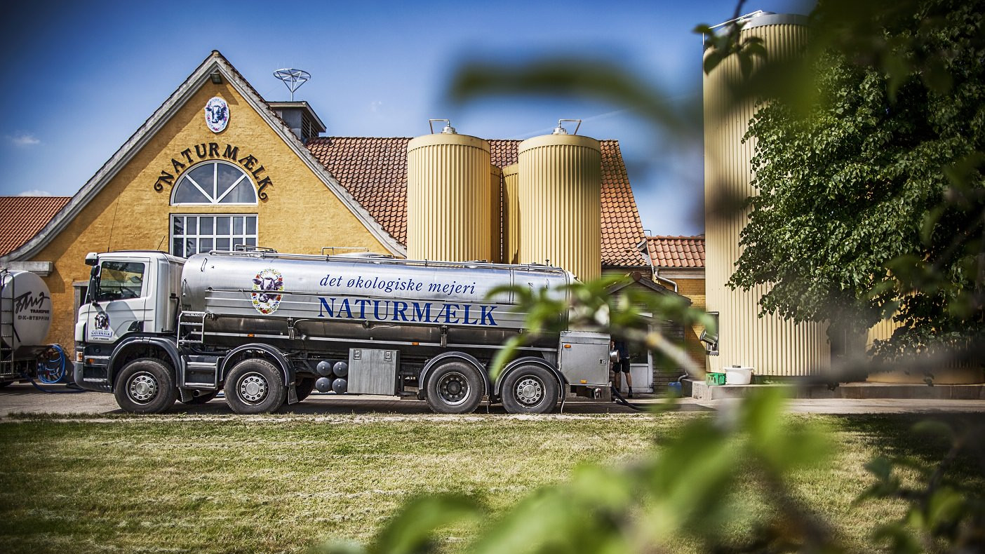 En lastbil fra Naturmælk holder foran mejeriets hovedbygning