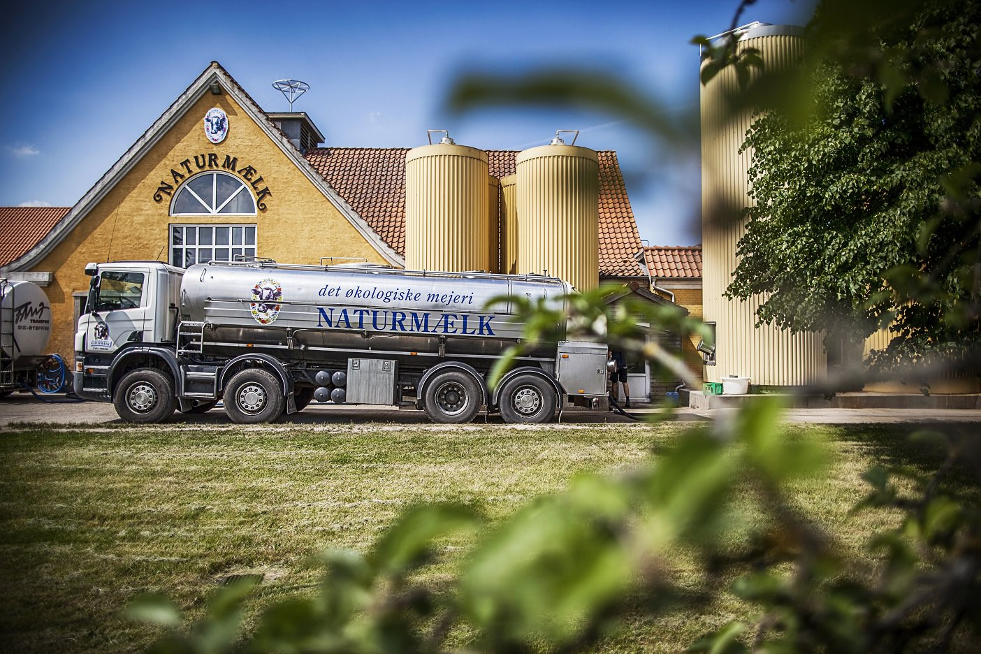 En lastbil fra Naturmælk holder foran mejeriets hovedbygning