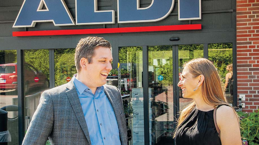 Vicedirektør for CSR, marketing & kommunikation hos Aldi Thomas Bang står med den nye CSR-chef Katrine Milman foran en Aldi-butik