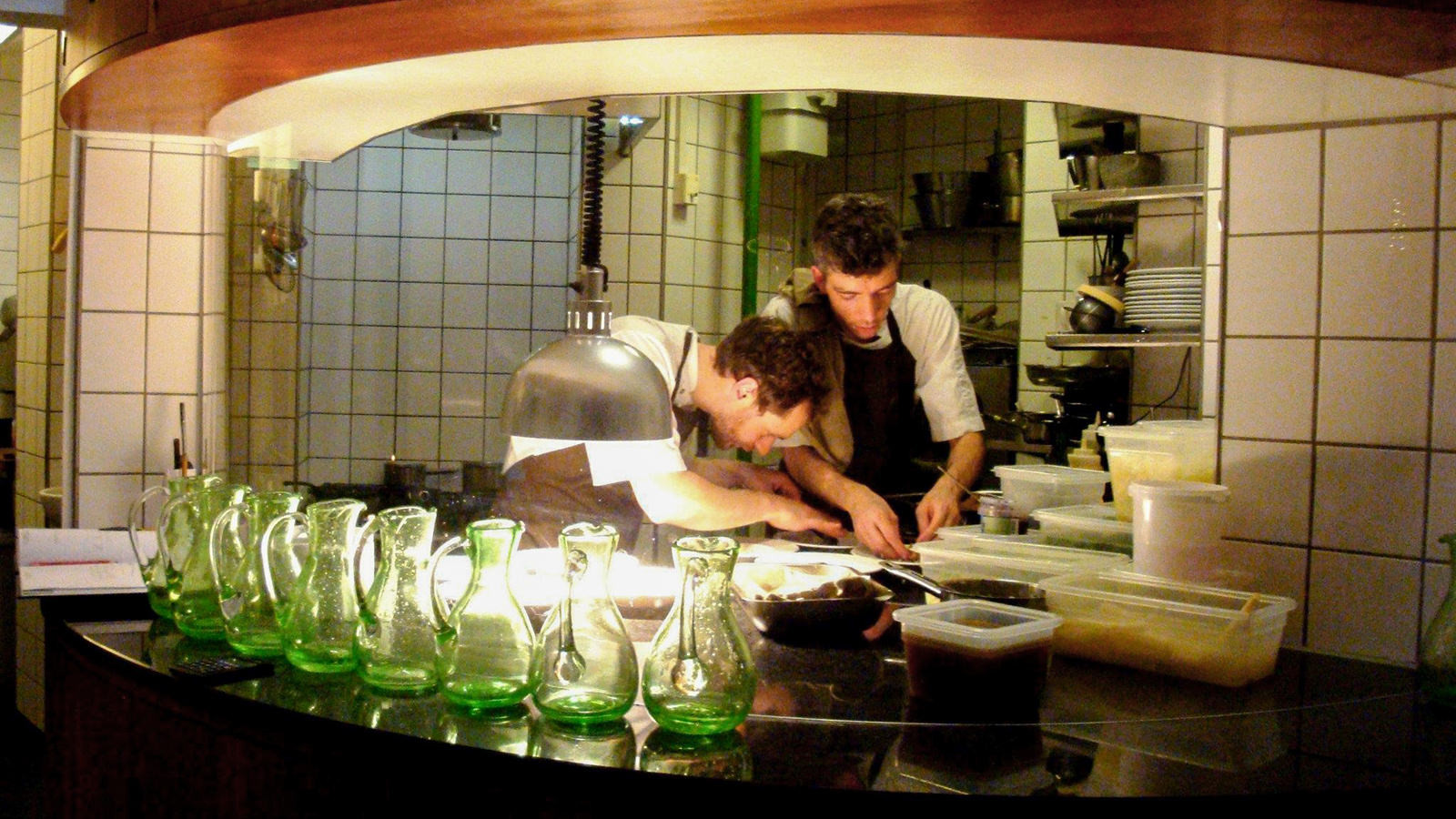 Brian Johansen og Søren Hansen klargør tallerkner til servering.