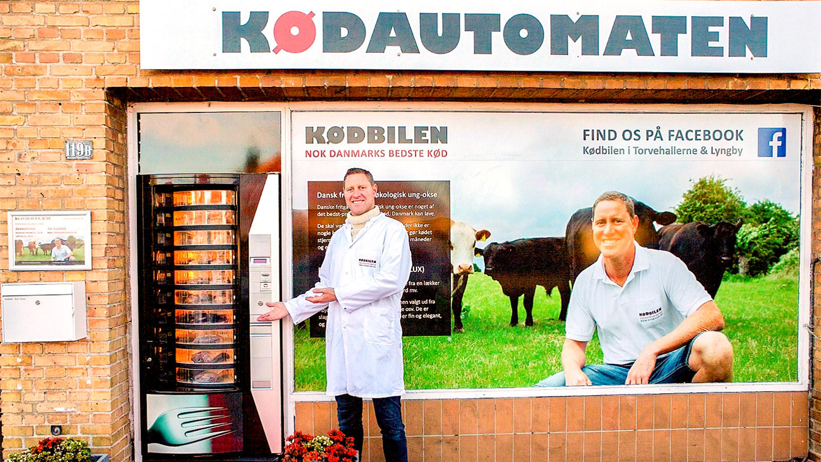 Bagmanden bag Kødautomaten, Morten Valentin Holm, står foran en af kødautomaterne.
