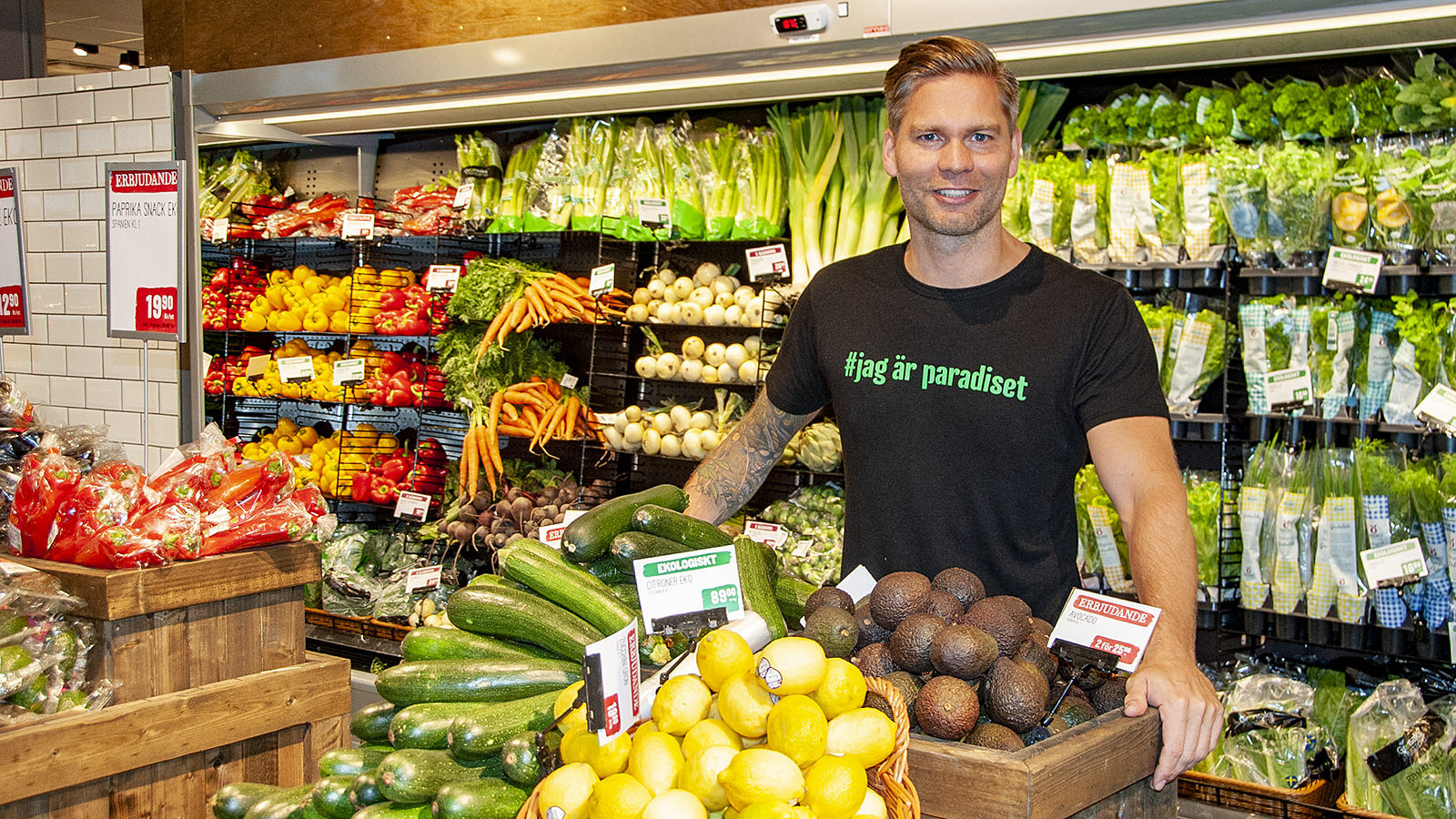 Johannes Cullberg, grundlægger og direktør for Paradiset, står i sin butiks grøntafdeling.