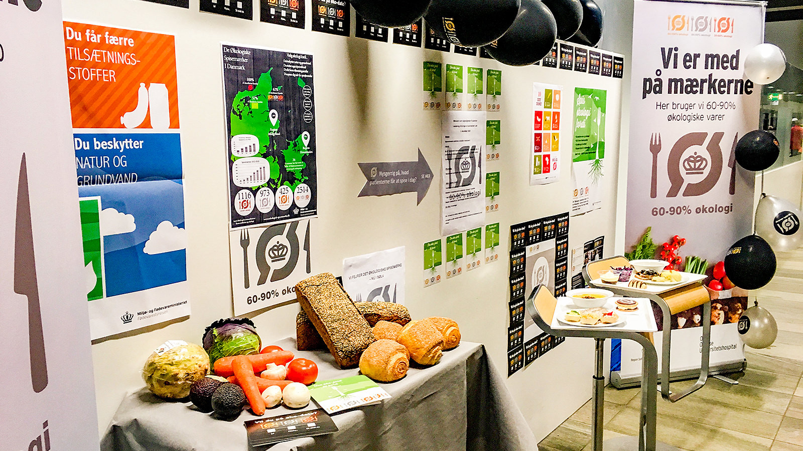 En udstilling på Odense Universitetshospital viser informationer om økologien og Det Økologiske Spisemærke. Her ses forskellige madvarer og plakater med info.