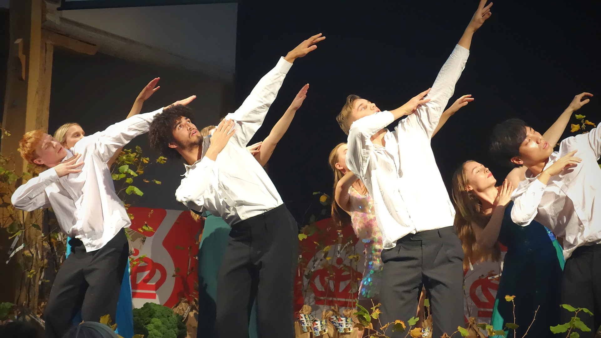 Eleverne fra Skolerne i Oure laver dansende bevægelser på scenen under det økologiske topmøde 2019