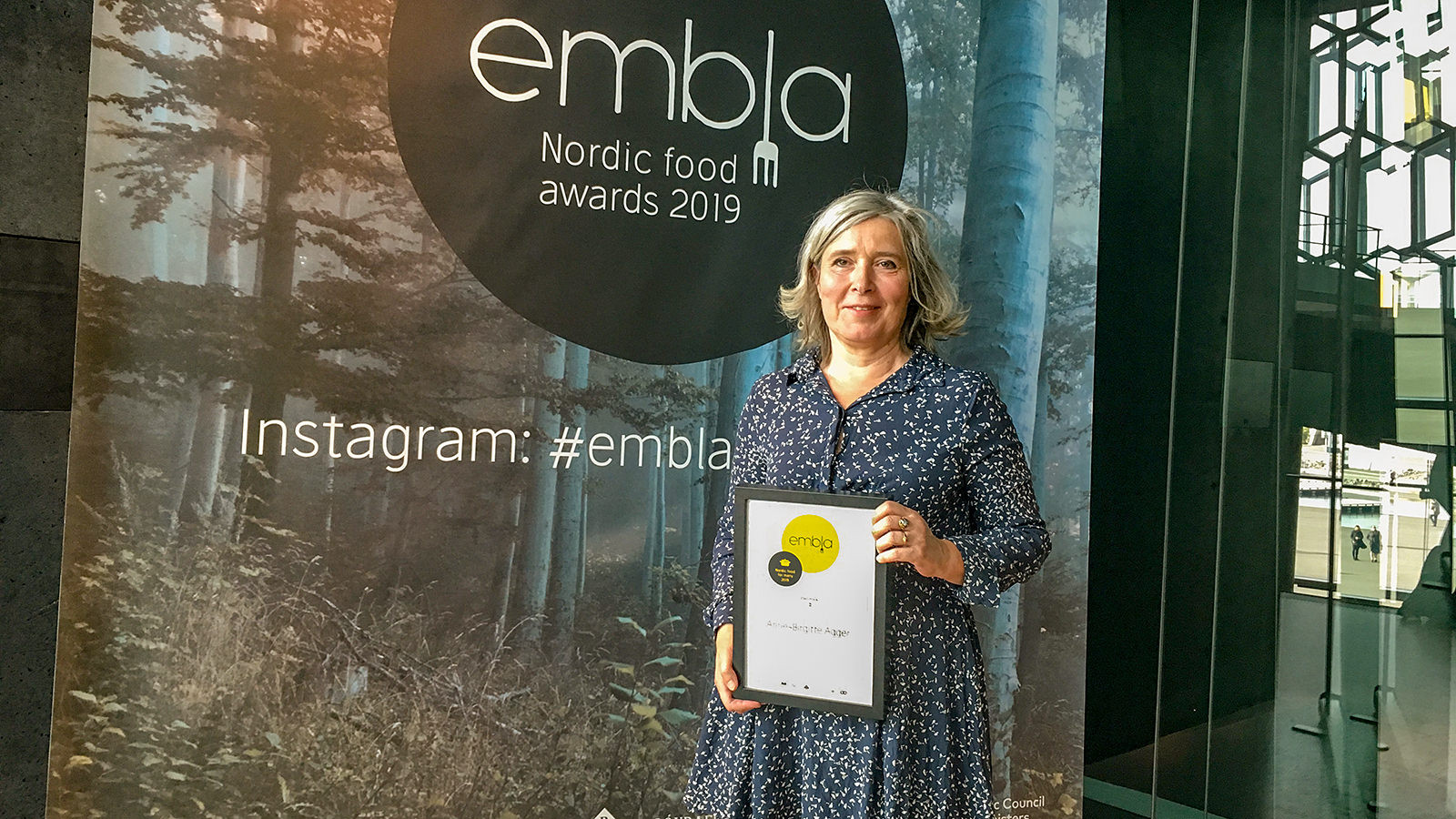 Anne-Birgitte Agger, direktør for Hotel- og Restaurantskolen, står med sin pris