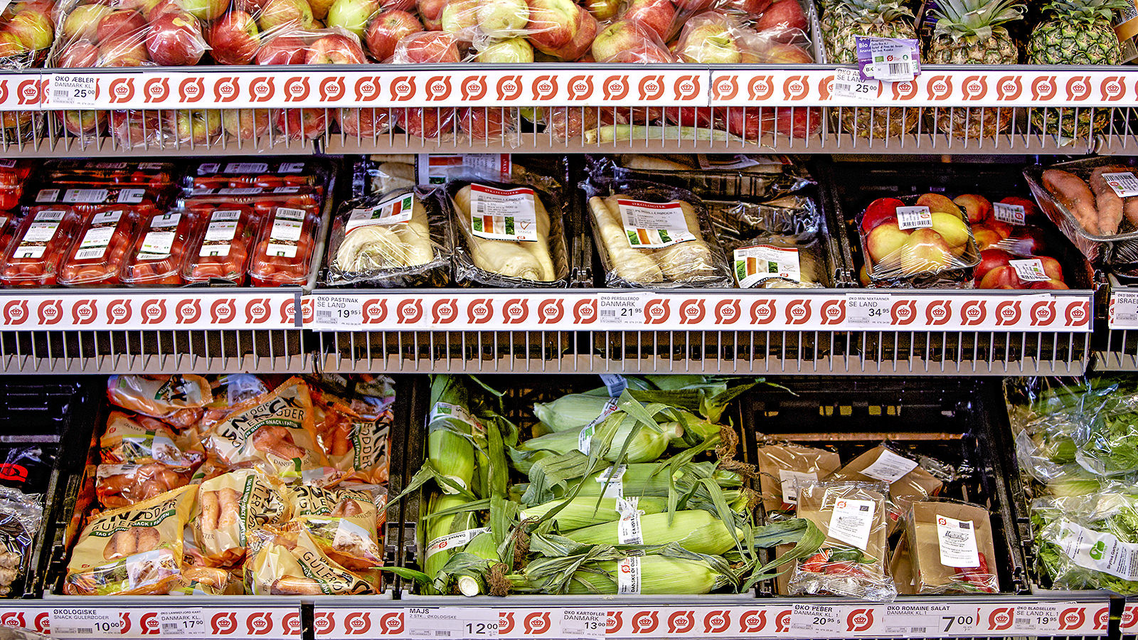 Grøntsagshylder i supermarked