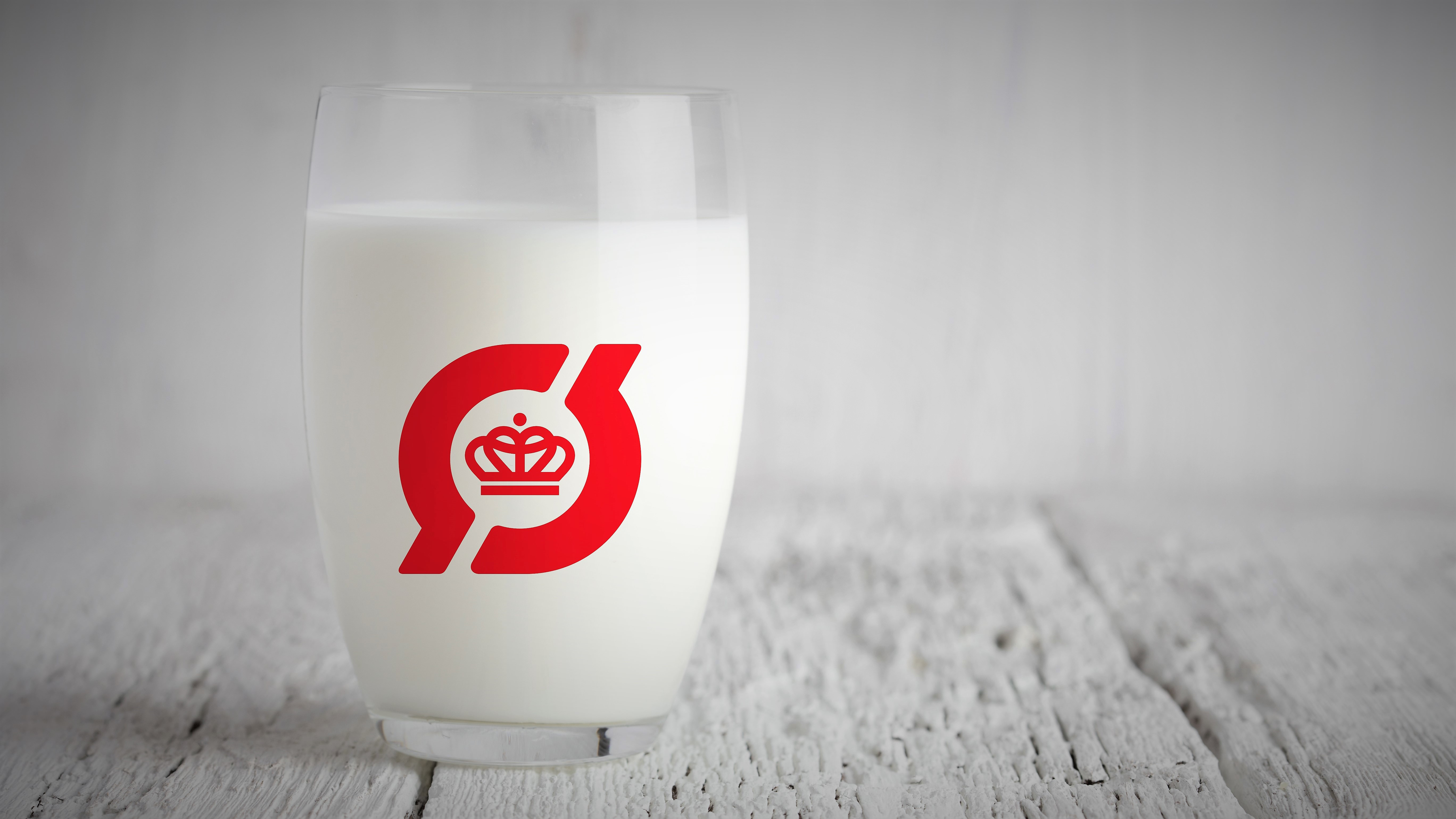 Et glas mælk med Ø-mærket på glasset