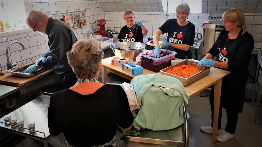 Frivillige laver mad på Kunst-og-Kulturcentret Tuskær