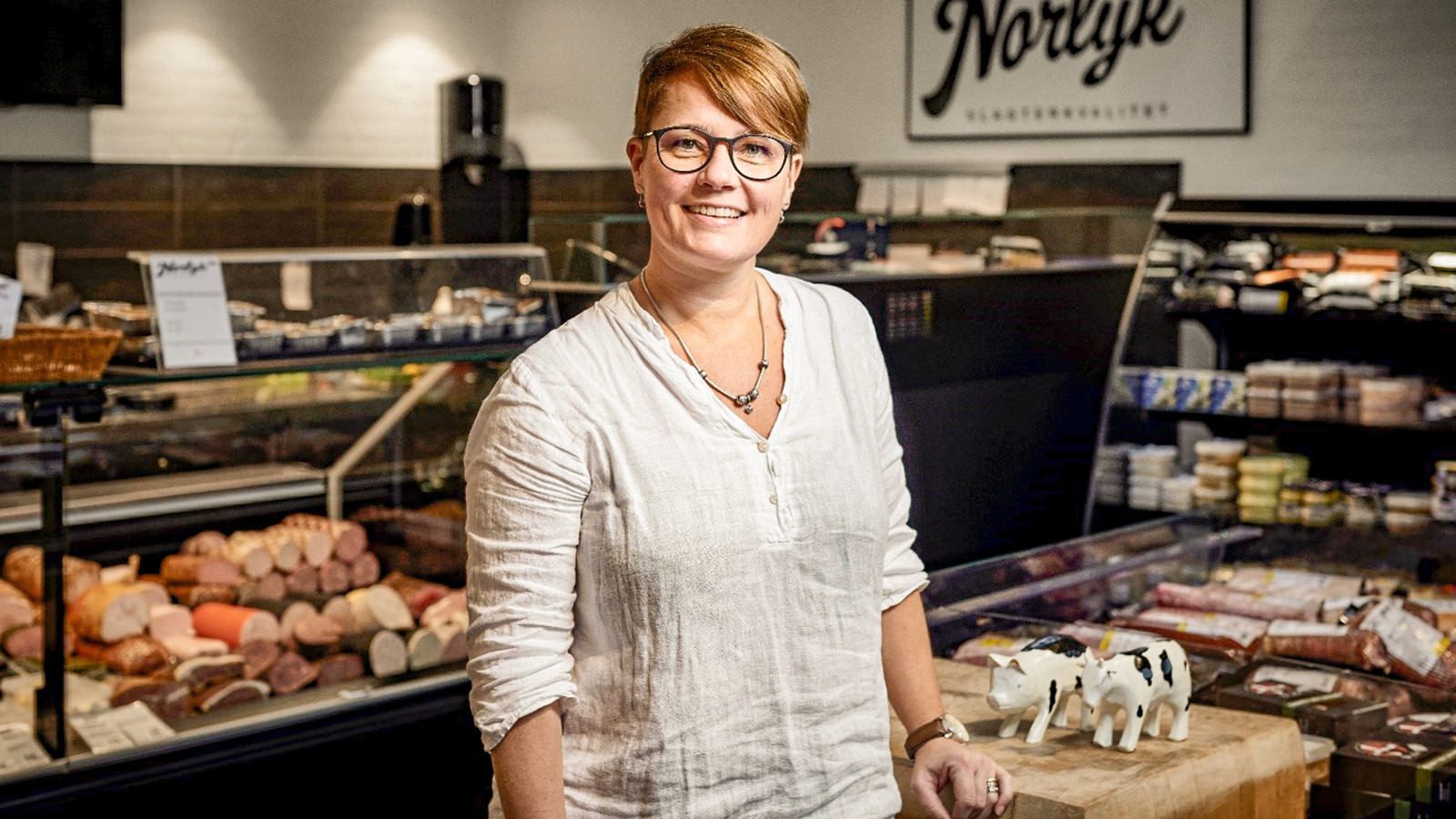 Ulla Holst Møller står i slagterforretningen