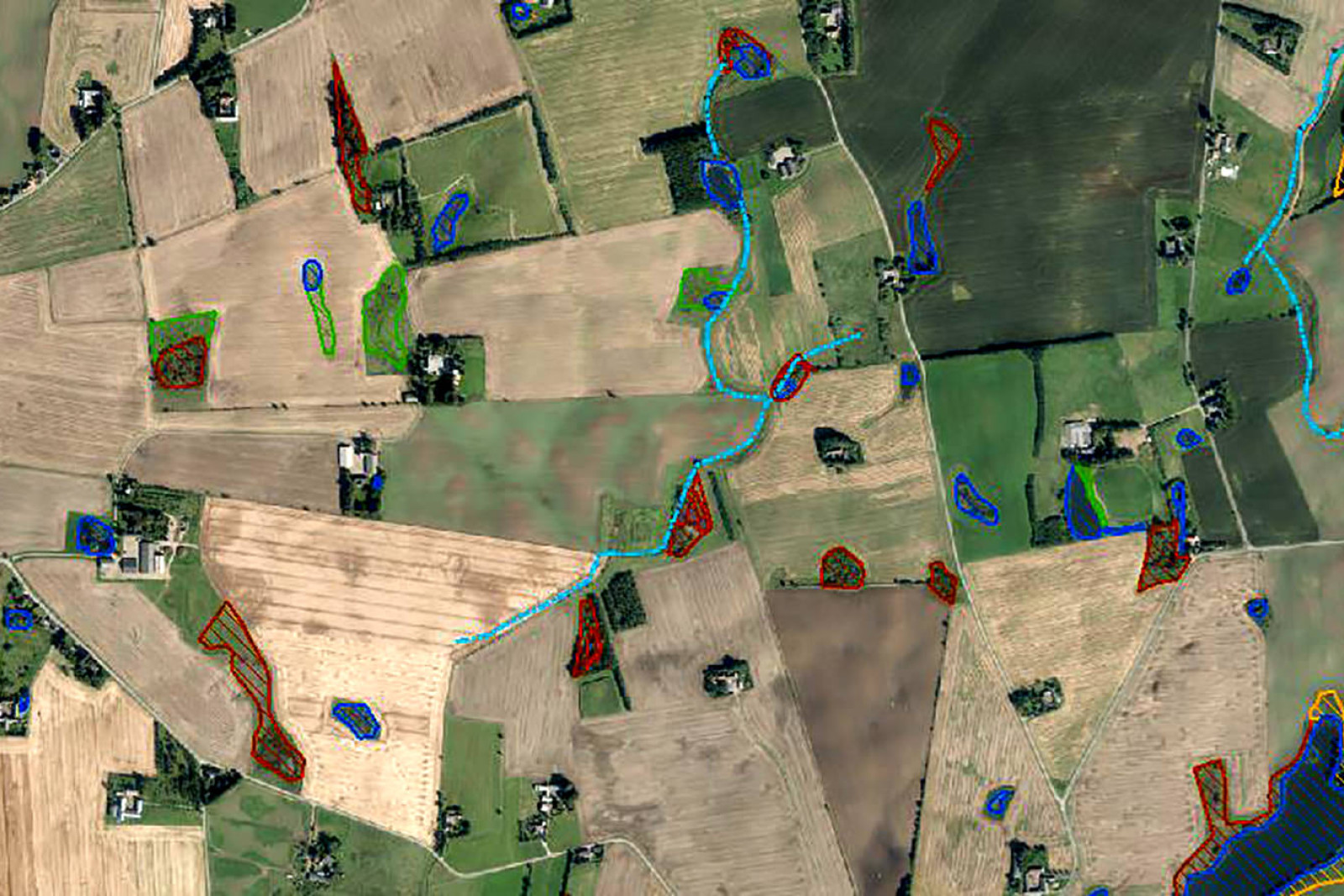 Luftfoto af marker med markerede naturområder