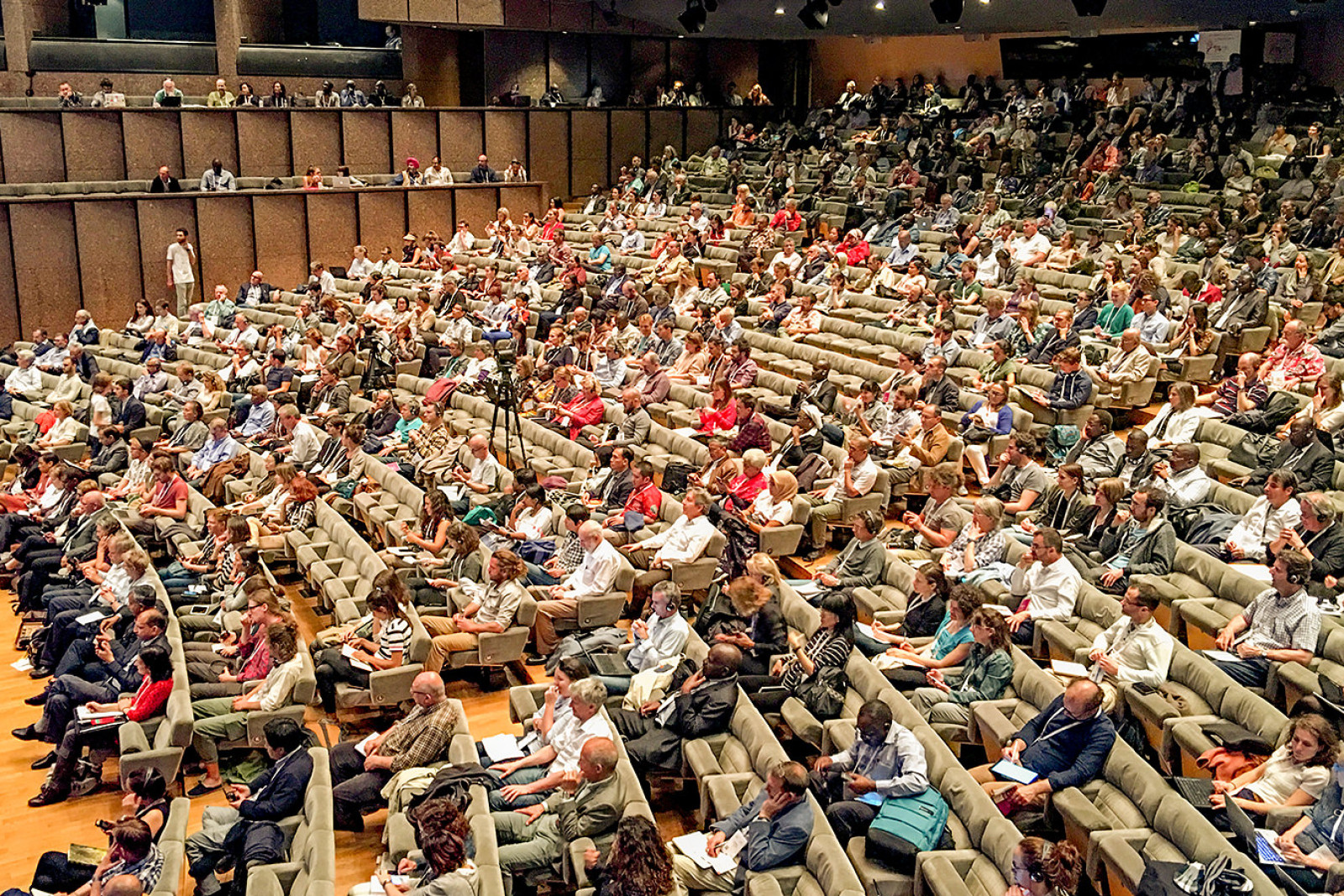 Et billede, der viser de mange tilhørere til verdenskongressen for skovlandbrug
