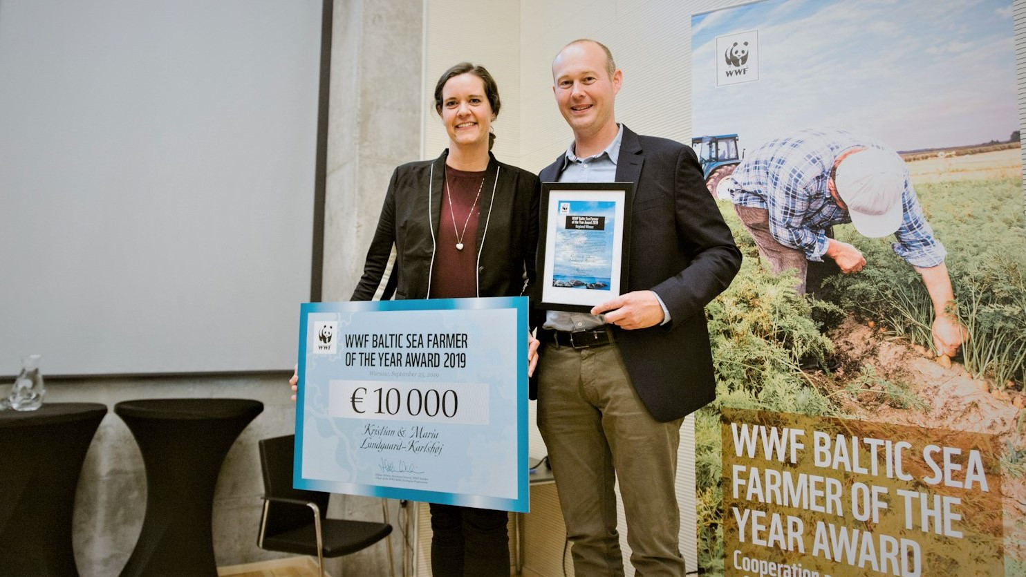 Landmandsparret Kristian og Maria Lundgaard-Karlshøj har som de første danskere netop vundet WWF's pris Baltic Sea Farmer of the Year Award. Her står de og fremviser diplomet og checken på 10.000 euro.