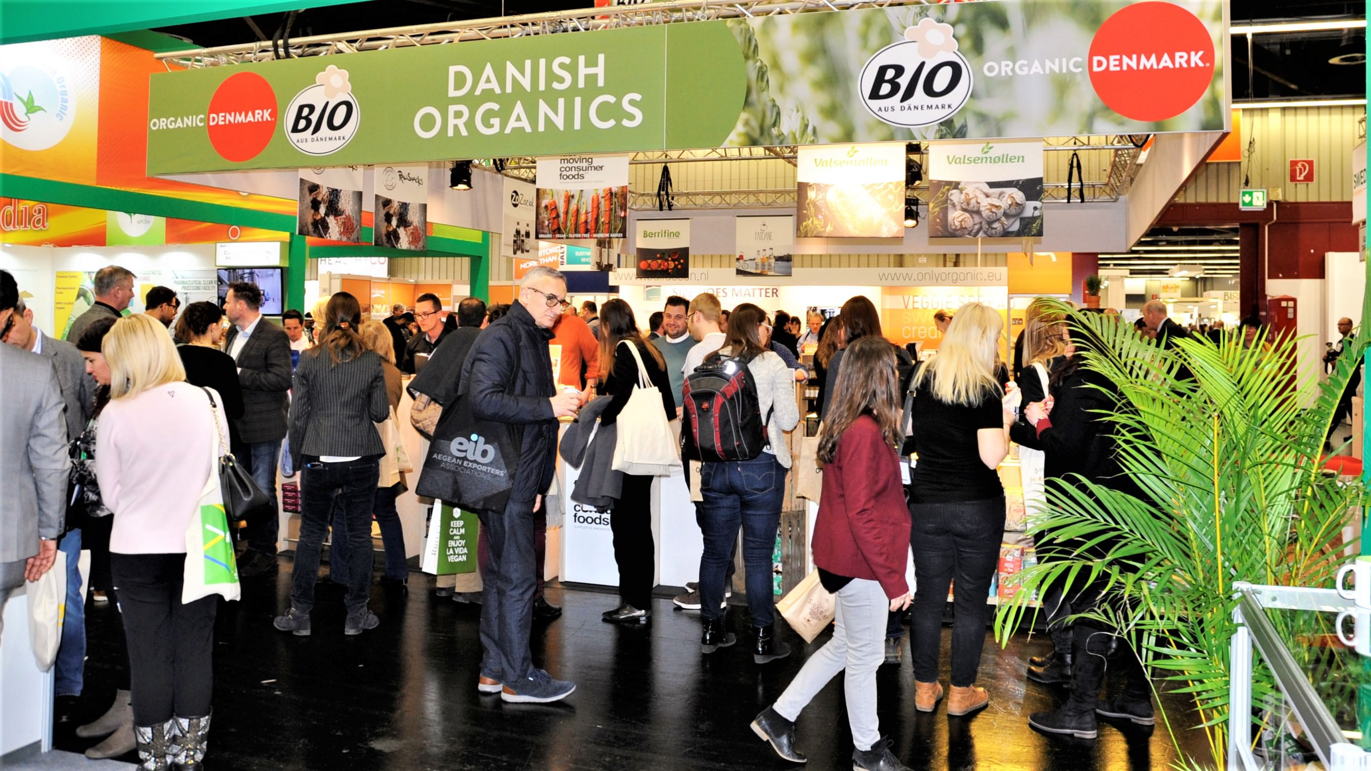 Gæster går ved den danske fællesstand på Biofach-messen