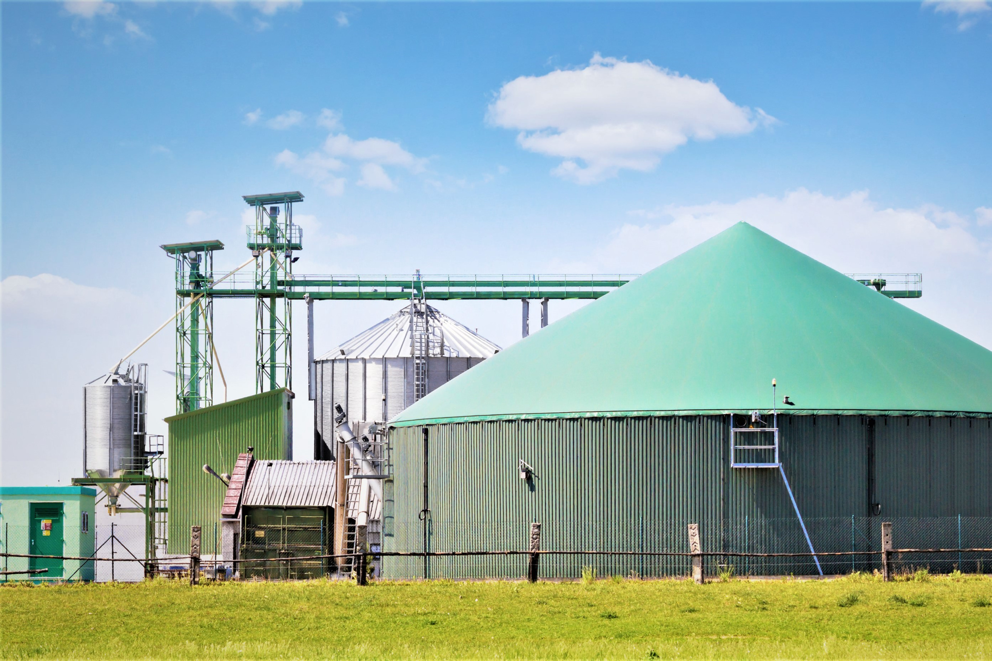Et biogasanlæg ses udefra