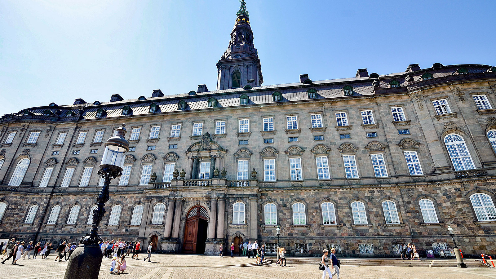 Christiansborgs facade ses fra gadeplan