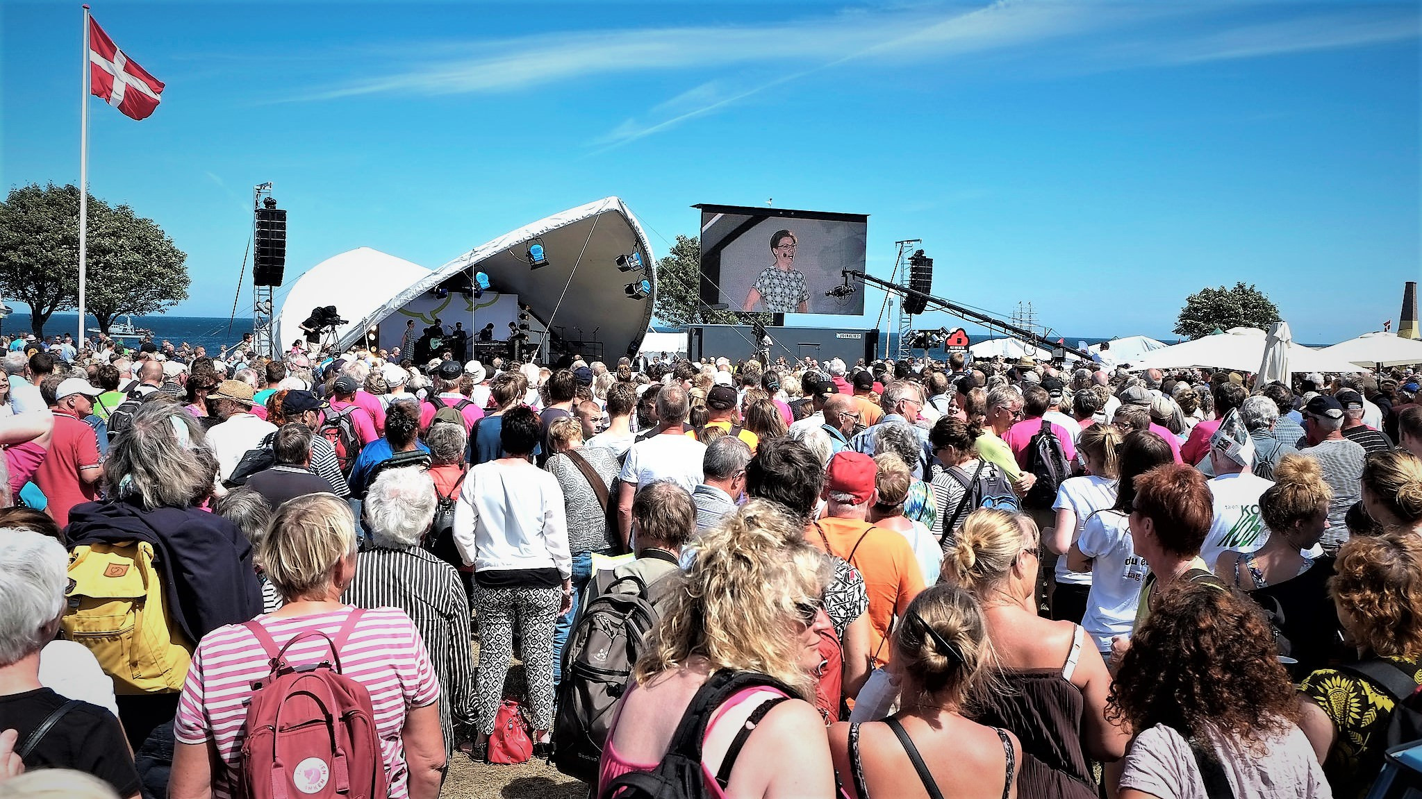 En folkemængde foran et telt på Bornholm i forbindelse med Folkemødet 2014