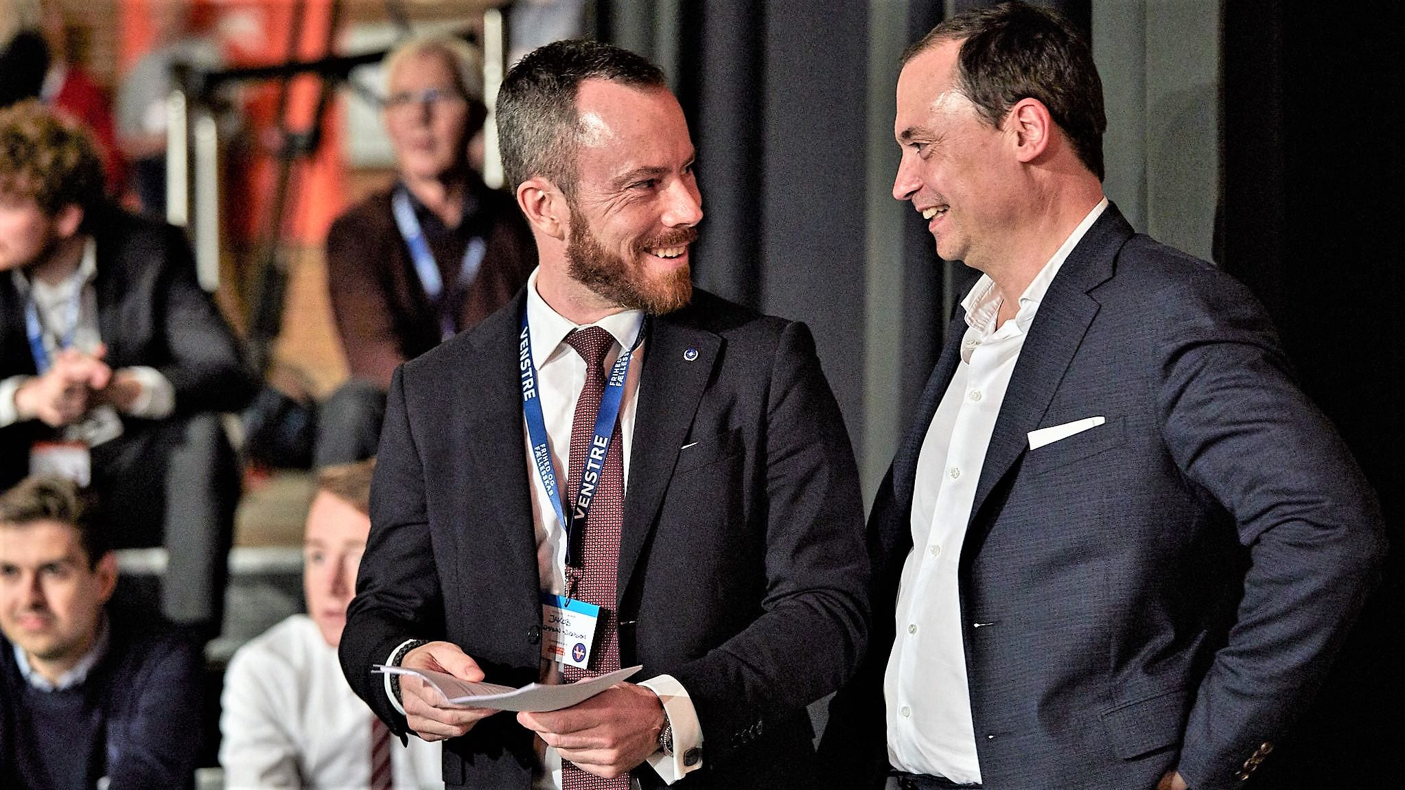 Jakob Ellemann-Jensen ser smilende til Tommy Ahler i forbindelse med Venstres landsmøde 2018
