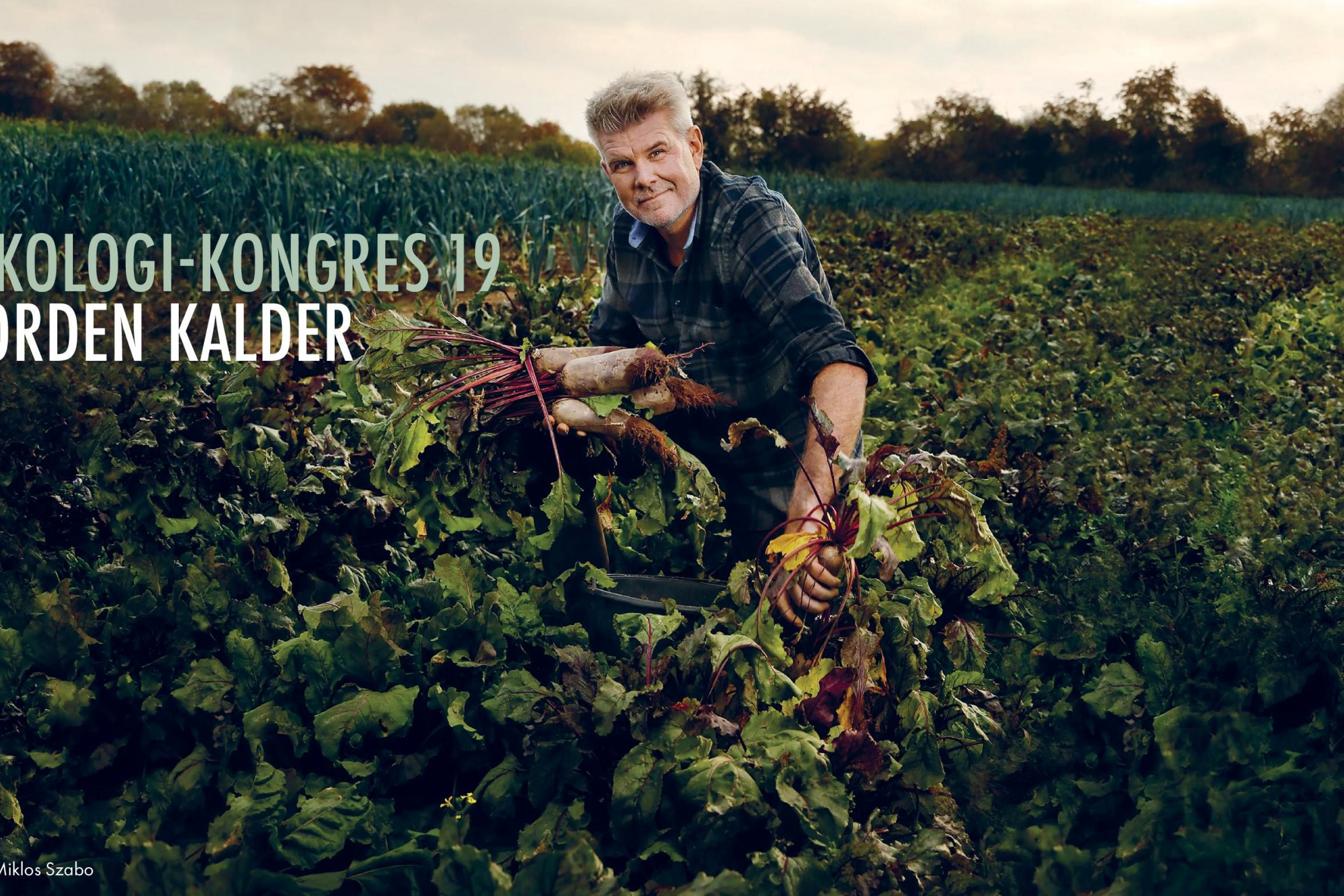 En økolog sidder i sin mark med afgrøder i hænderne - ved siden af ham er teksten 
