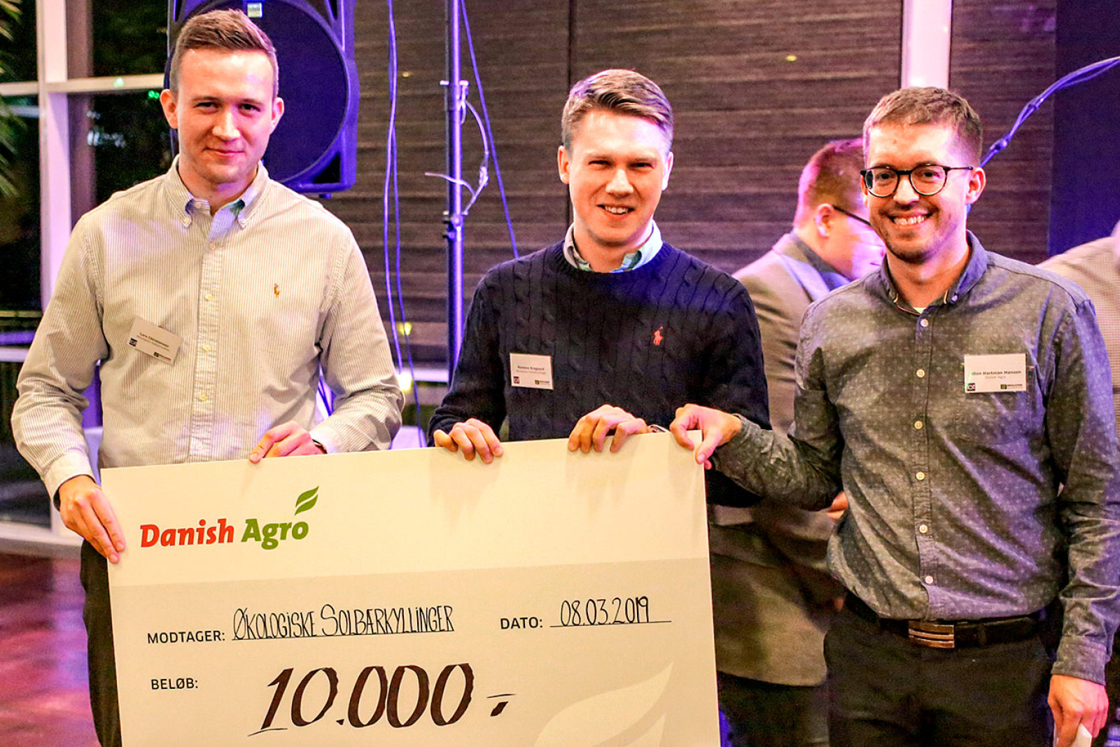 Lars Christensen (t.v.) og Rasmus Krogaard (midt) står med en stor check på 10.000 kr. fra Danish Agro