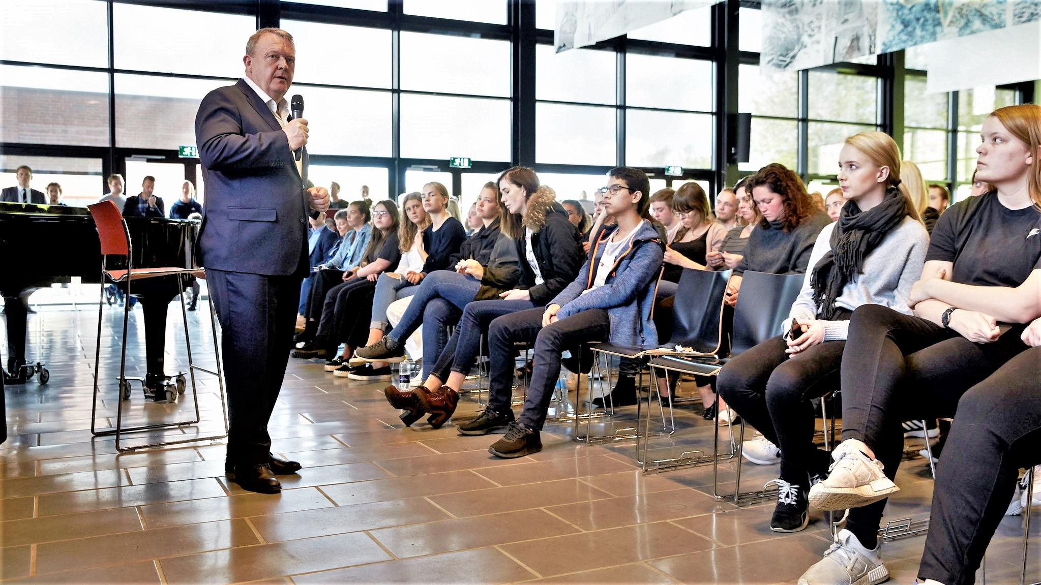 Gymnasieelever ser statsminister Lars Løkke Rasmussen holde valgtale