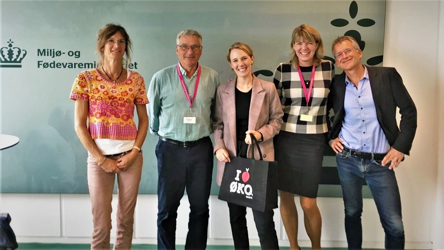 Sybille Kyed, Per Kølster, Helle Borup Friberg og Paul Holmbeck står ved siden af Lea Wermelin i Miljø- og Fødevareministeriet