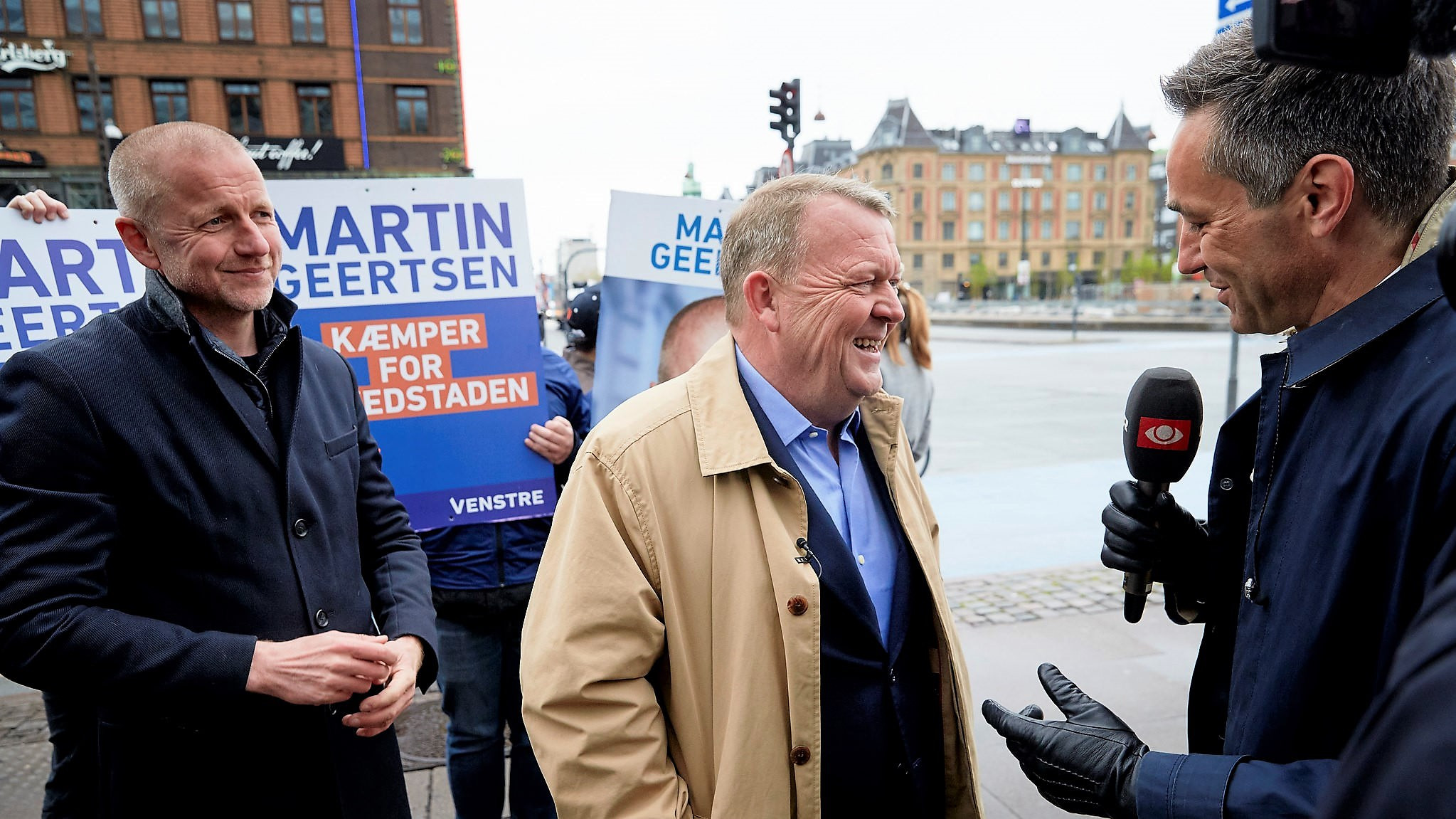 Martin Geertsen og Lars Løkke Rasmussen står på gaden i København og bliver interviewet af DR's Uffe Tang