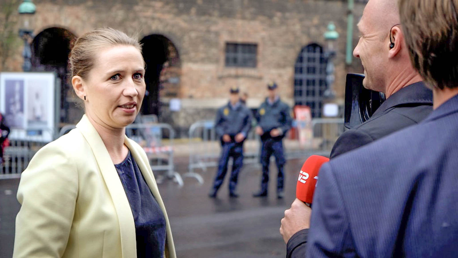 Mette Frederiksen bliver interviewet på gaden af TV2