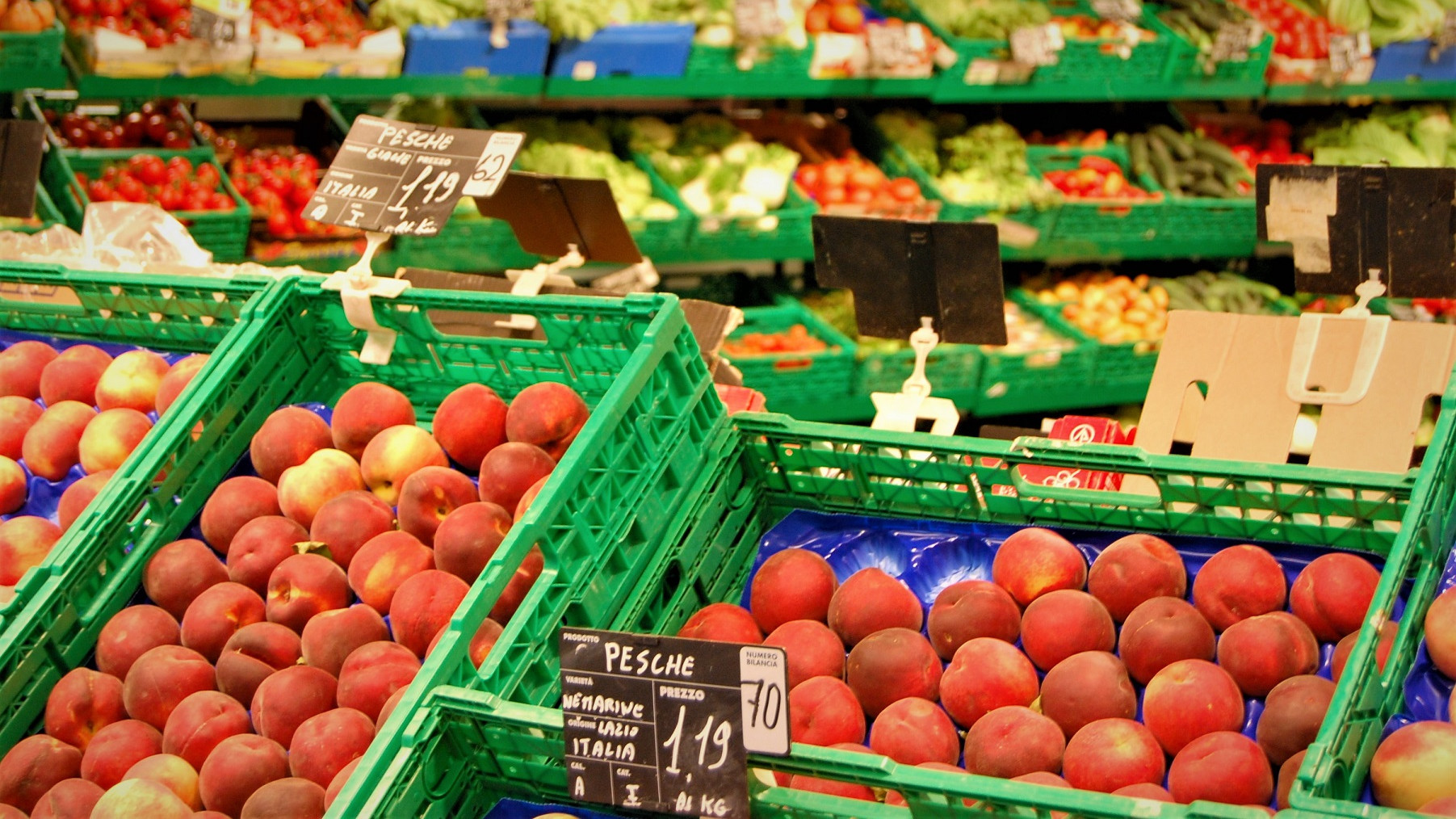 Billede af en frugt- og grøntafdeling i et italiensk supermarked