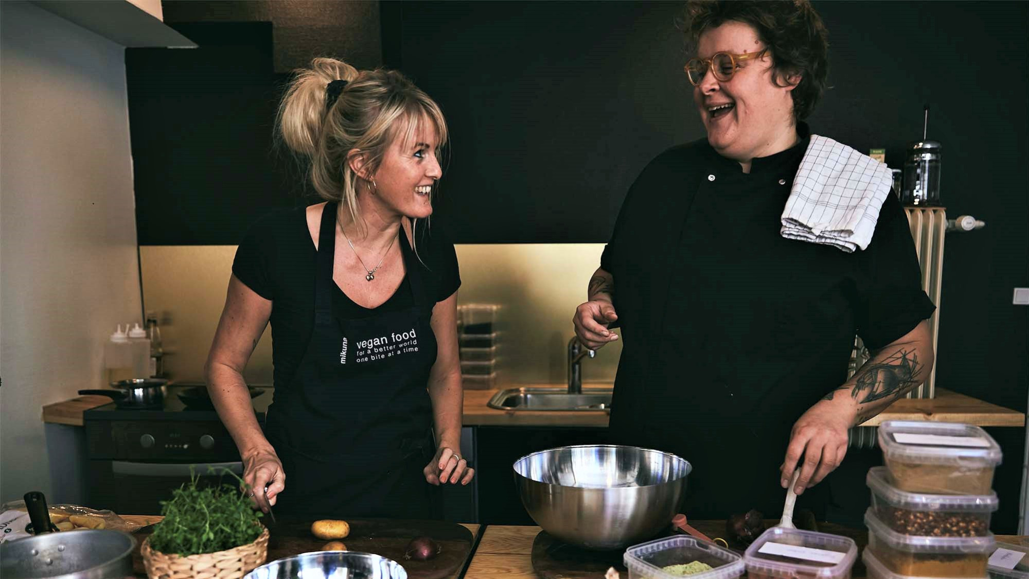 Sigrid Barfod og Line Tscherning Damgaard fra Mikuna laver mad i et køkken