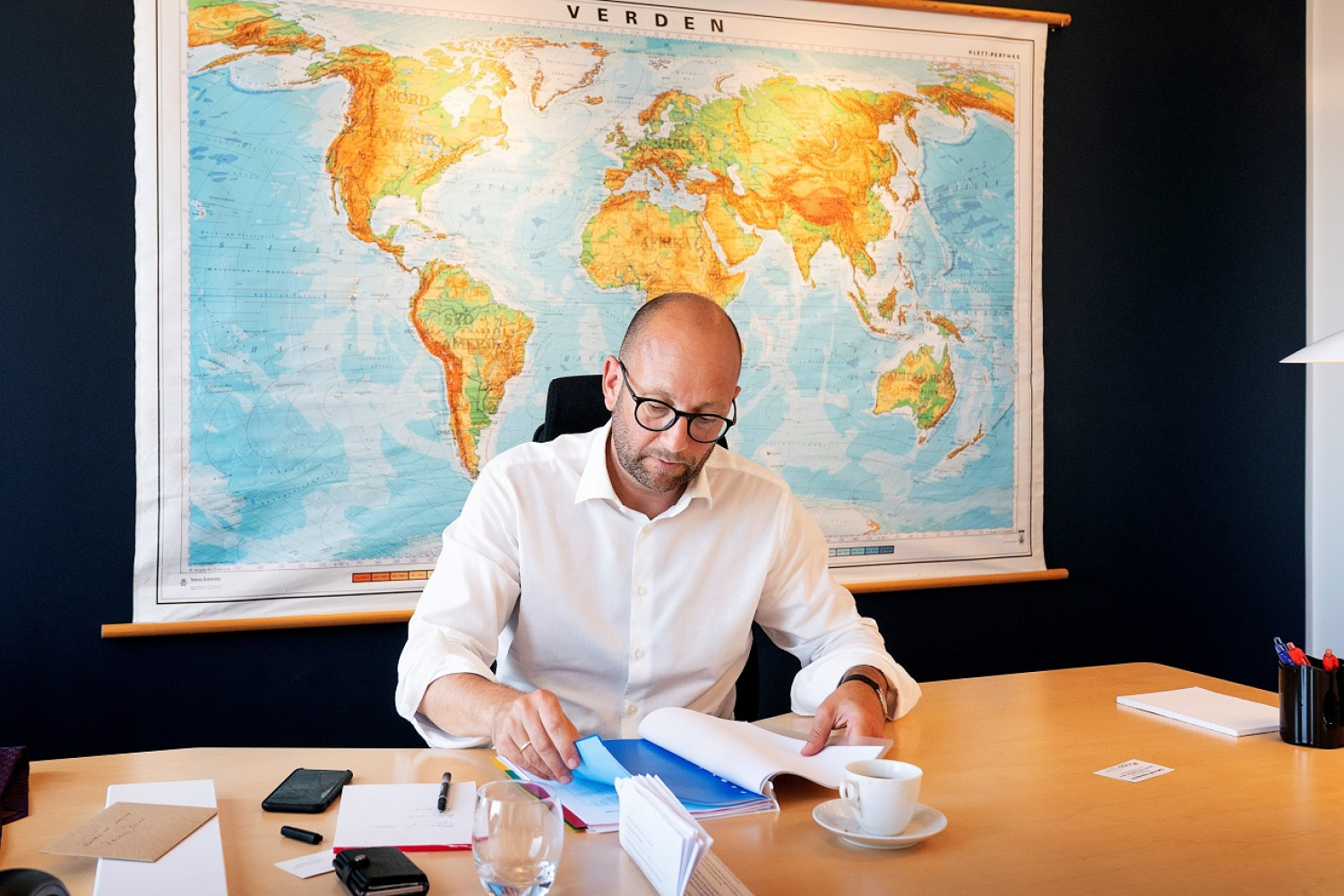 Rasmus Prehn sidder på sit kontor og læser i papirer