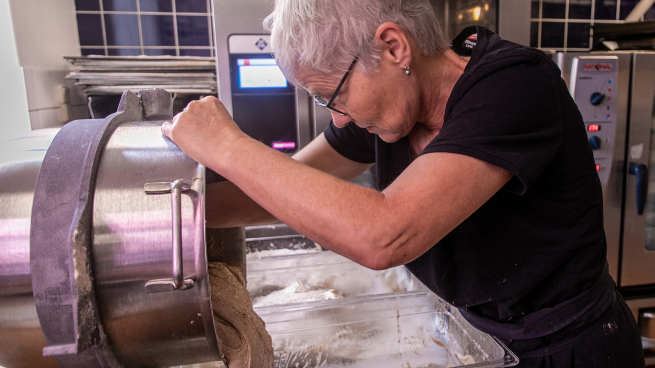 Den lokale korn- og melproducent, Mejnerts Mølle, leverer det økologiske mel til de koldhævede brød, som Marit Beckmann bager til skolens elever